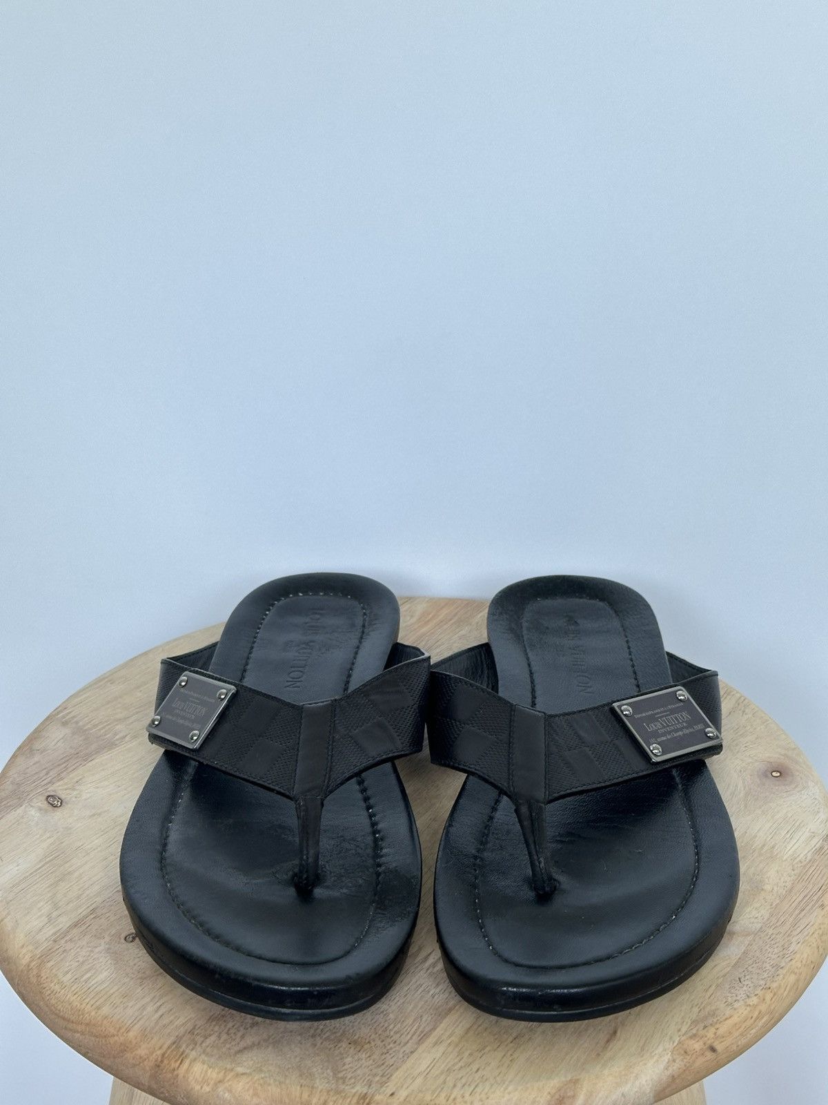 Designer × Louis Vuitton Louis Vuitton leather flip flops sandals metal logo Size US 7 / EU 40 - 3 Thumbnail