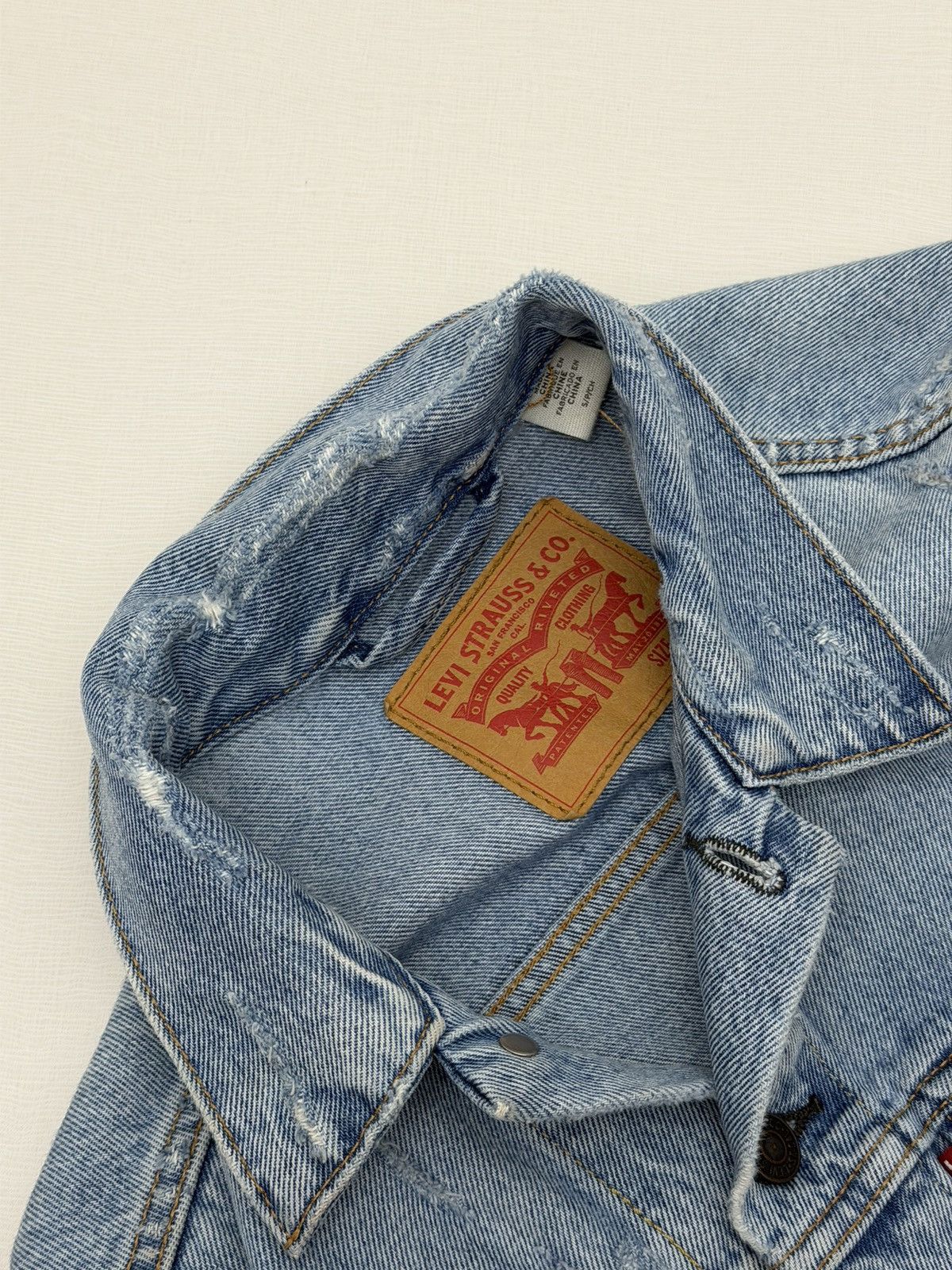 Levi's Levi's Trucker Jacket Size Small Light Wash Denim Distressed Size US S / EU 44-46 / 1 - 5 Thumbnail