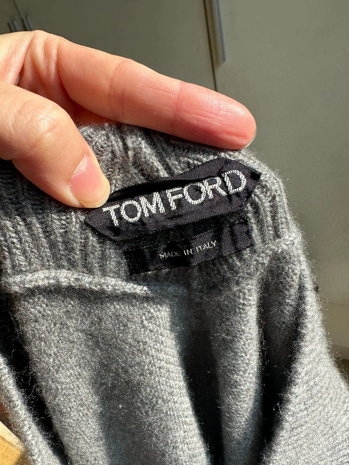 Tom Ford Tom Ford Cashmere Jumper XS 95 New V-neck F/B Cuff Thumbholes Size XS / US 0-2 / IT 36-38 - 3 Thumbnail