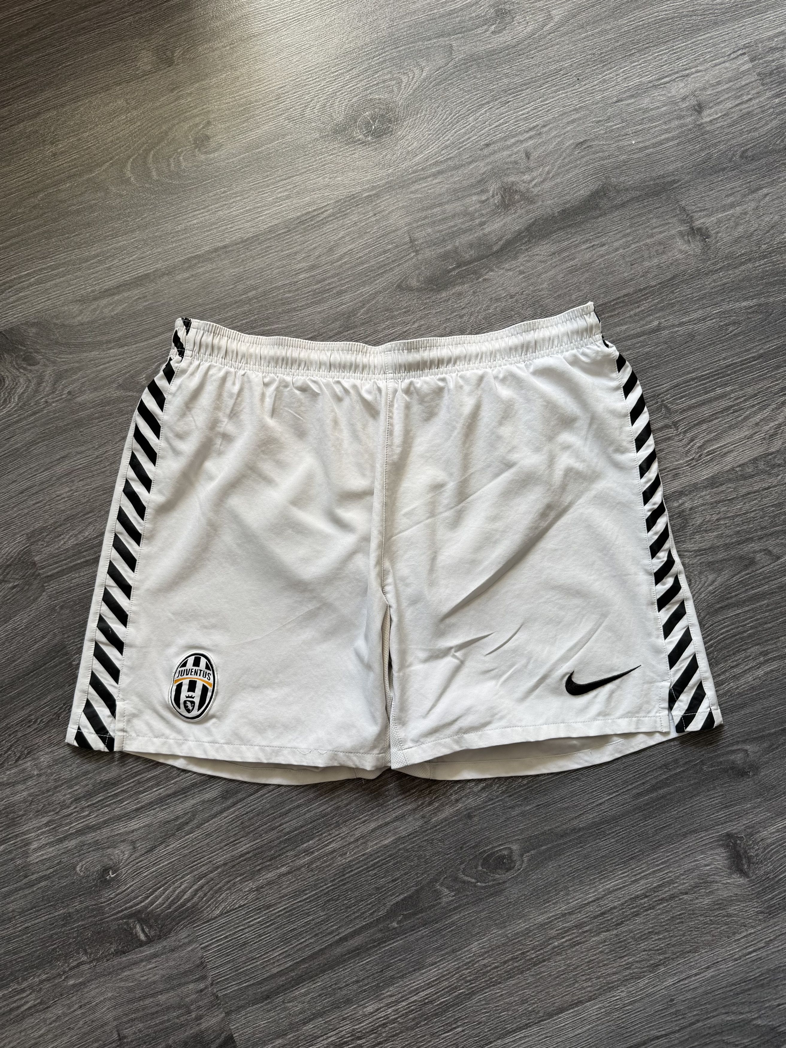 Nike Vintage Y2K Nike Juventus Shorts Size S Size US 30 / EU 46 - 1 Thumbnail