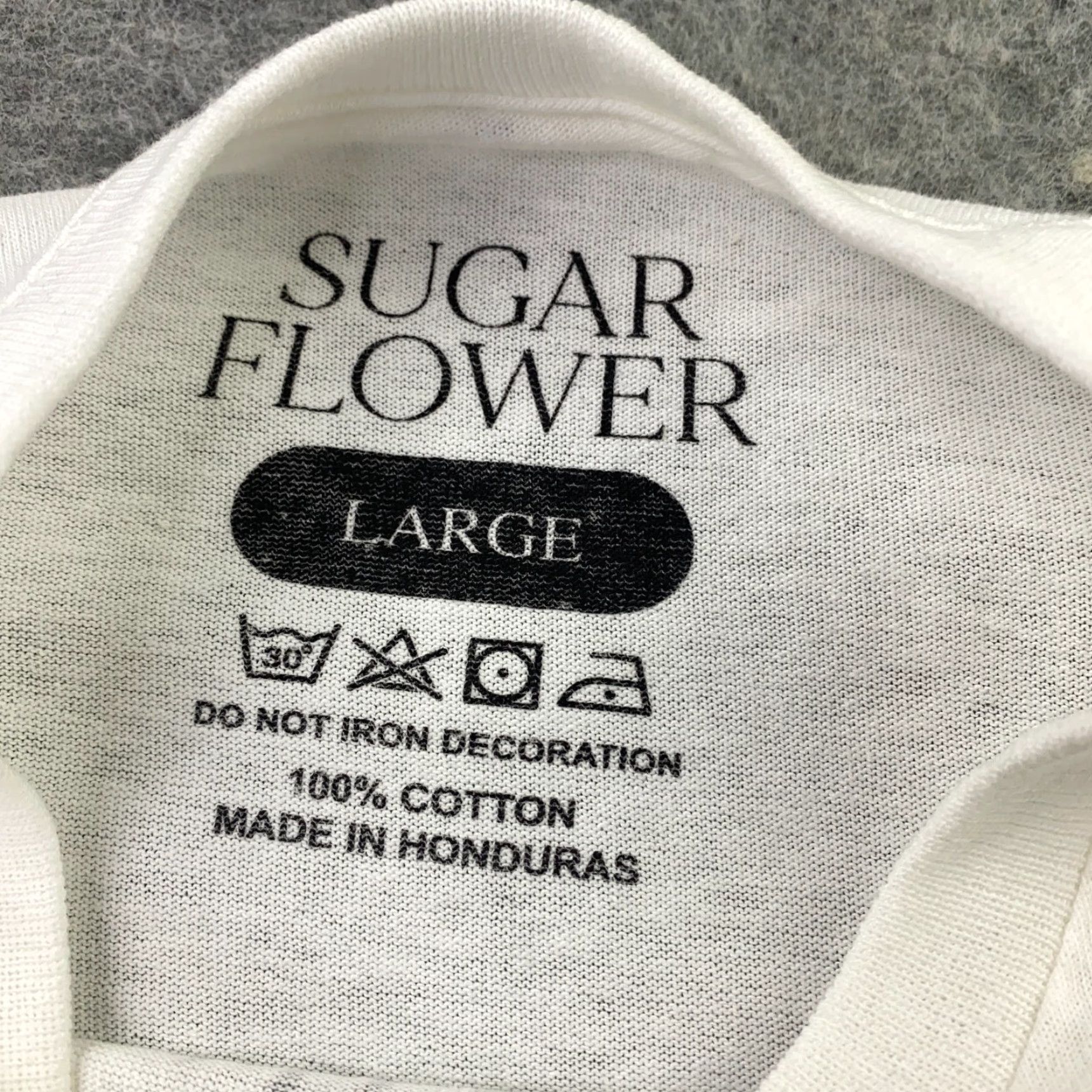 Vintage Virgin Mary Mens Shirt L White Sugar Flower T-Shirt Crew Neck Short Sleeve Classic Jersey Cotton Rose Graphic Print 90s? Size US L / EU 52-54 / 3 - 4 Thumbnail