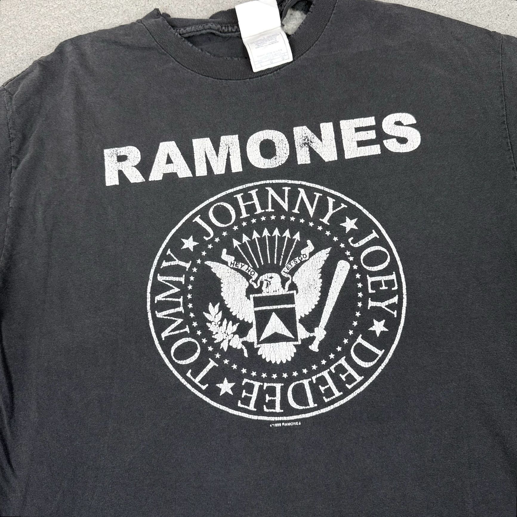 AAA Vintage Ramones T Shirt Men’s Large Black Punk Thrashed Distressed User: Vintage Ramones T-Shirt Men's Large Black Punk Thrashed Distressed Size US L / EU 52-54 / 3 - 2 Thumbnail