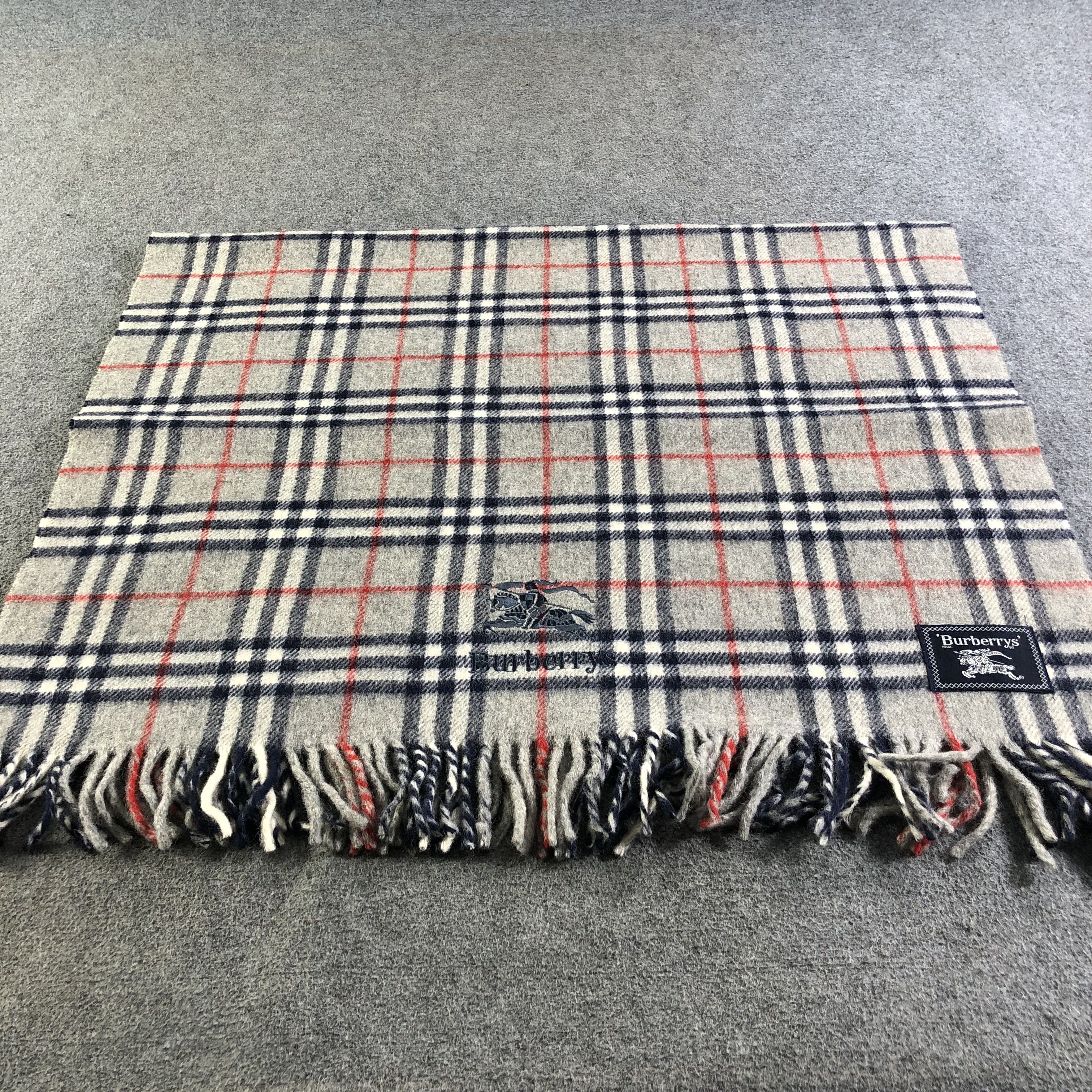 Burberry Burberrys Nova Check Grey Wool Blanket Scarf V2528 Size ONE SIZE - 2 Thumbnail
