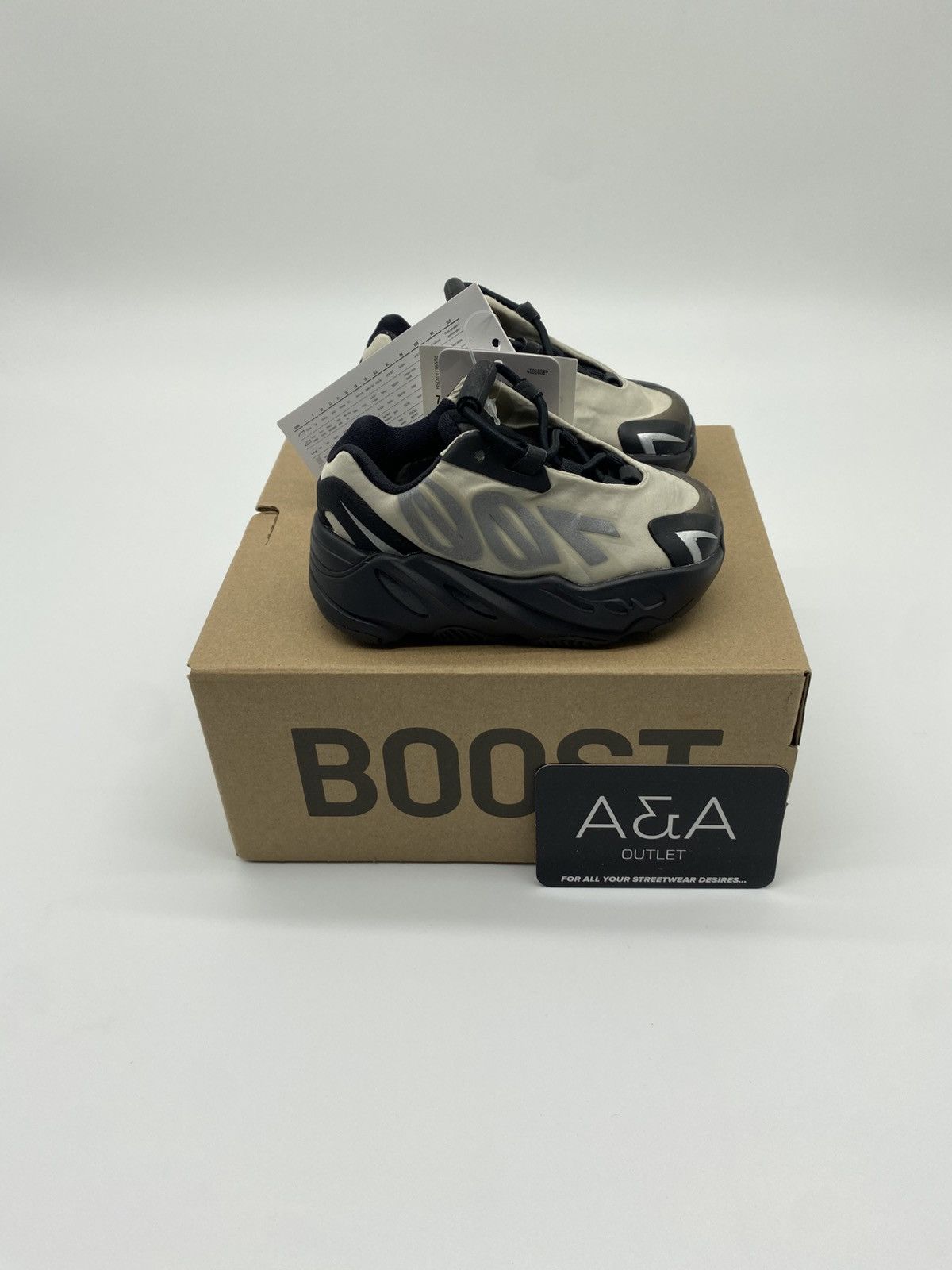 Adidas Yeezy Boost 700 MNVN Bone Infants US 4K Brand New Size US 4 / IT 34 - 1 Thumbnail