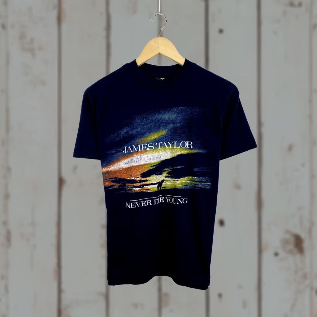Gildan Vintage James Taylor Never Die Young T-shirt Rare Retro blue M Mens T-Shirt Size US M / EU 48-50 / 2 - 1 Thumbnail