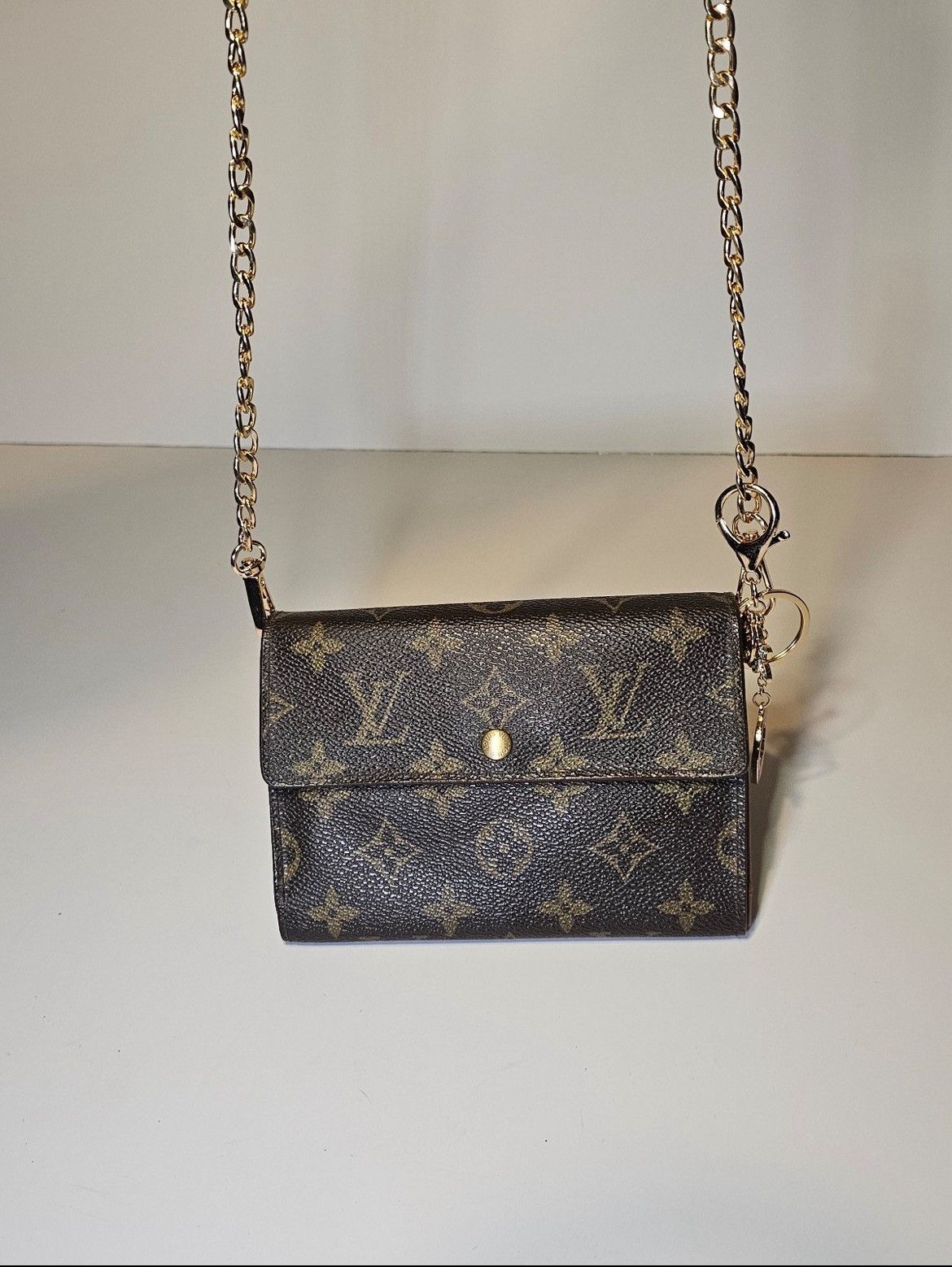 Louis Vuitton Louis vuitton cross body wallet purse. Lv monogram bag. Size ONE SIZE - 1 Thumbnail