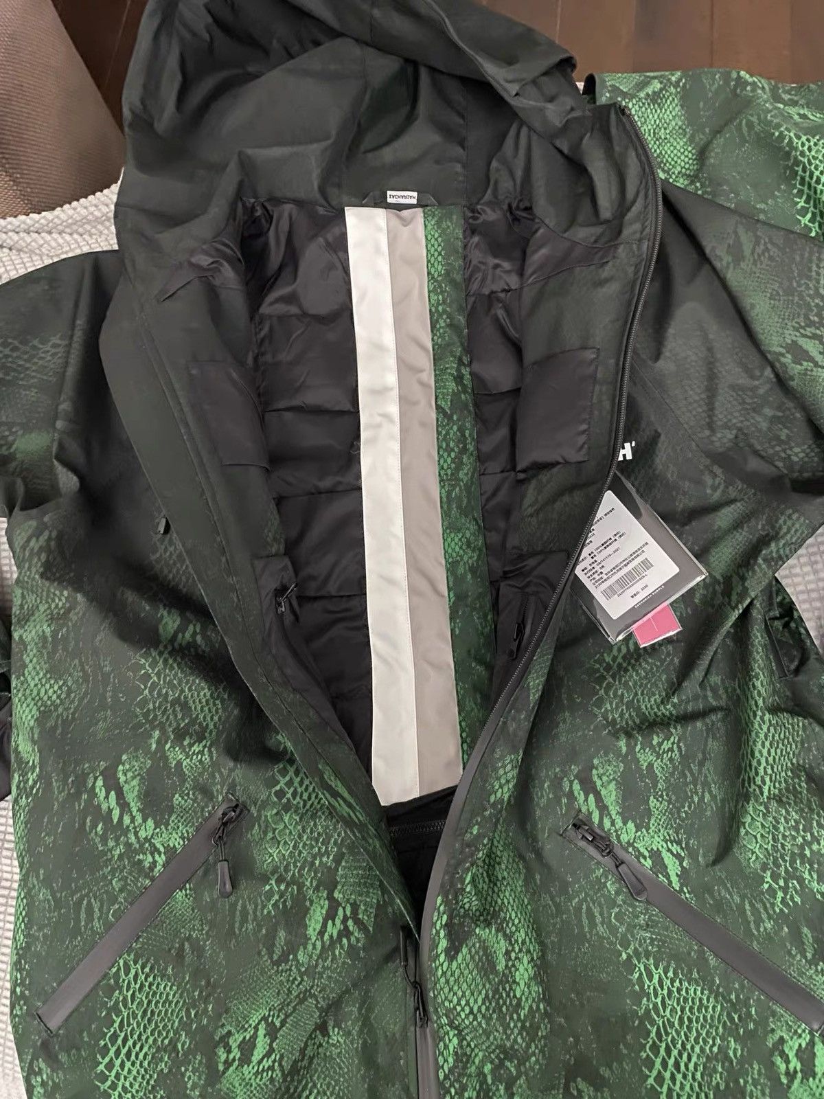 Other Green Scale Snake Pattern Outdoor Windproof Ski Suit Size US 32 / EU 48 - 10 Thumbnail