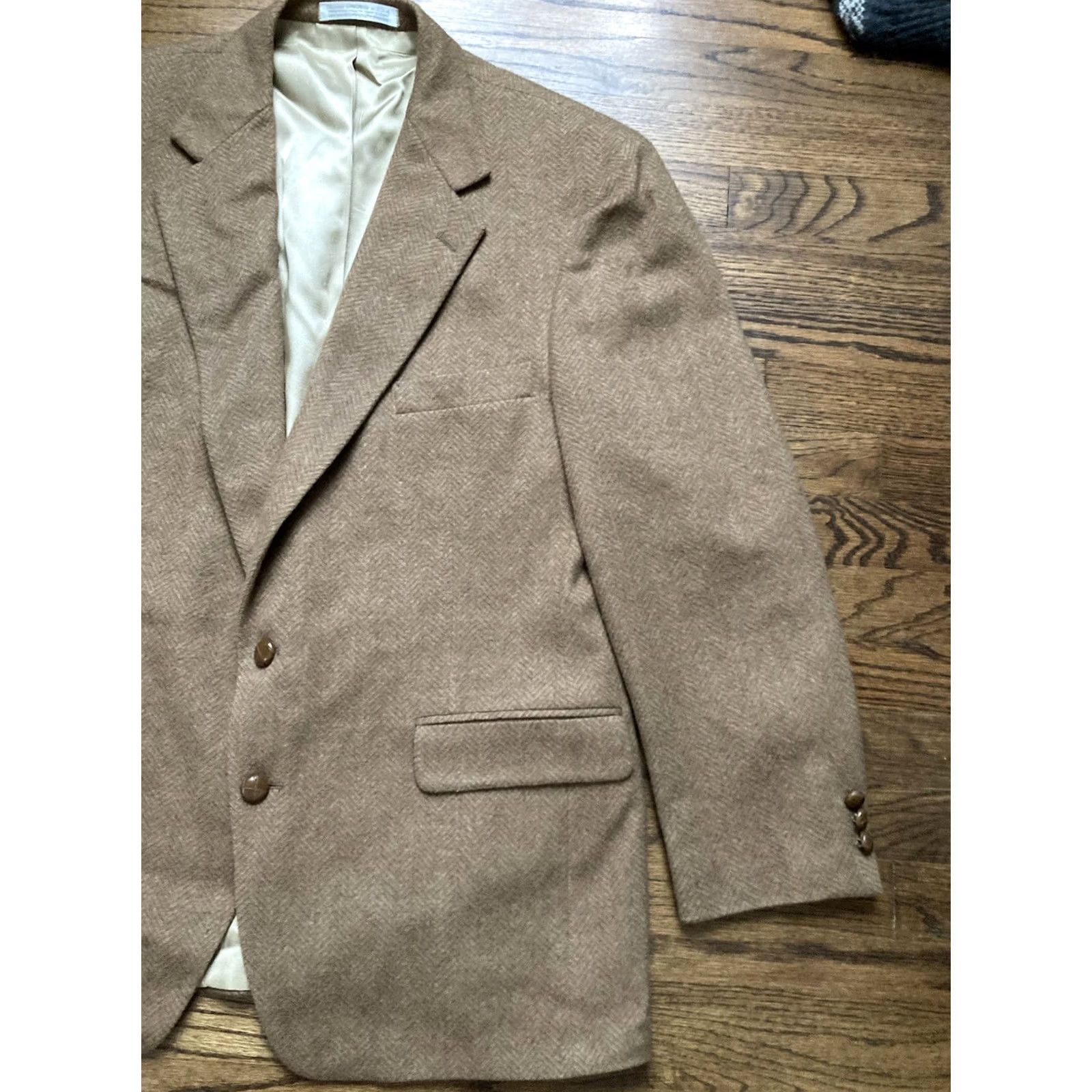 Camel Harwell’s Camel Hair Blazer Mens 44R Two Button Beige Jacket Herringbone Sport Coat Notch Lapel Regular Size: 44 Beige Camel Size 44R - 3 Thumbnail
