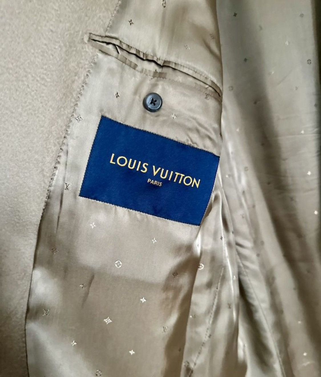 Louis Vuitton Louis Vuitton Double Breasted Wool Logo LV Button Heavy Coat Size US M / EU 48-50 / 2 - 9 Thumbnail