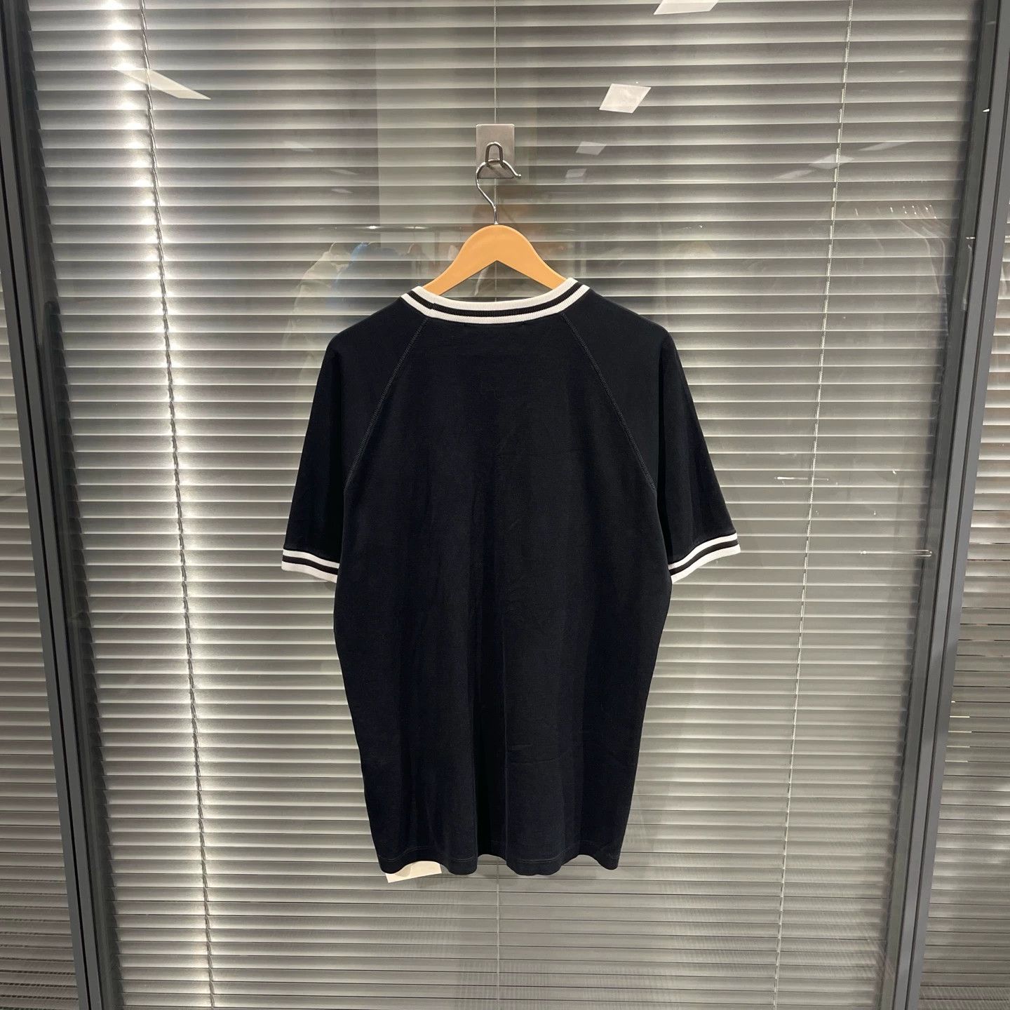 Louis Vuitton Louis Vuitton Inverted Logo Embroidered Short Tee XL Size US XL / EU 56 / 4 - 2 Thumbnail