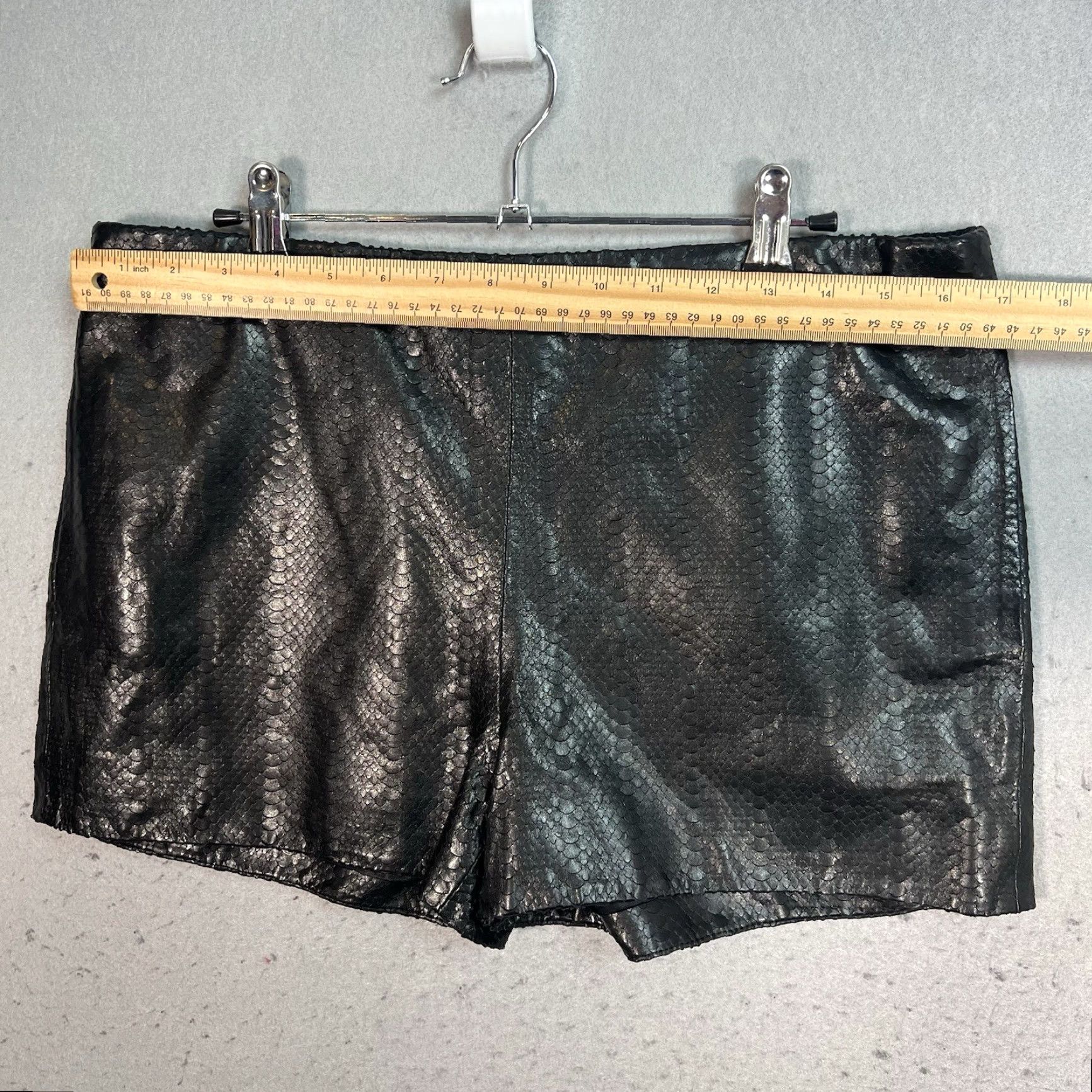 J Brand J Brand Leather Shorts Black Size 6 Women's Size 28" / US 6 / IT 42 - 3 Thumbnail