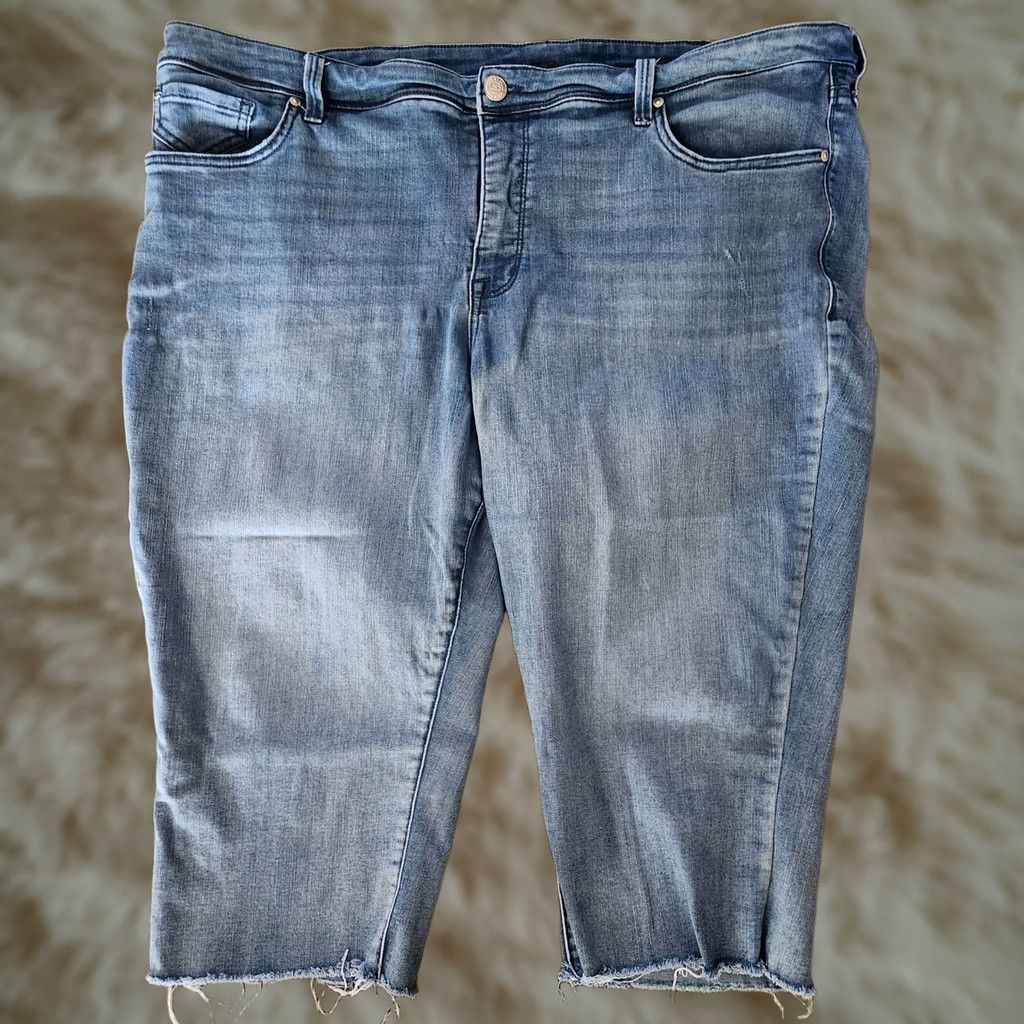 Vintage VINTAGE Seven7 Light Wash Breezy Crop Blue Jeans Women's Size 22 Plus Distressed Luxe 90s Womens Jeans Size 40" / US 18 - 1 Thumbnail