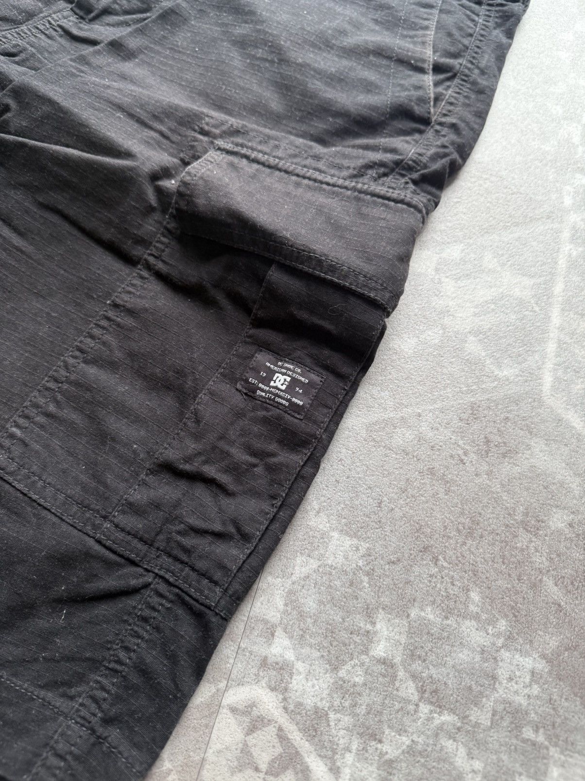 DC DC Shoes Black Cargo Shorts Size US 34 / EU 50 - 2 Thumbnail