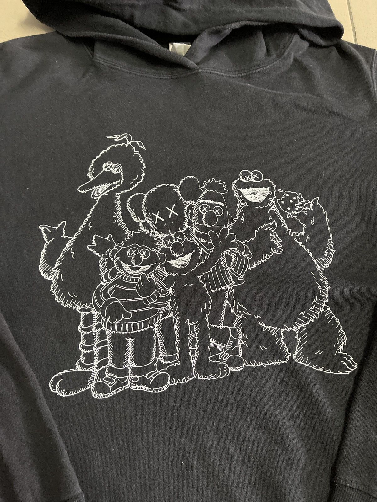 Japanese Brand VINTAGE KAWS SESAME STREET X UNIQLO TEE VERY RARE Size US XL / EU 56 / 4 - 7 Thumbnail