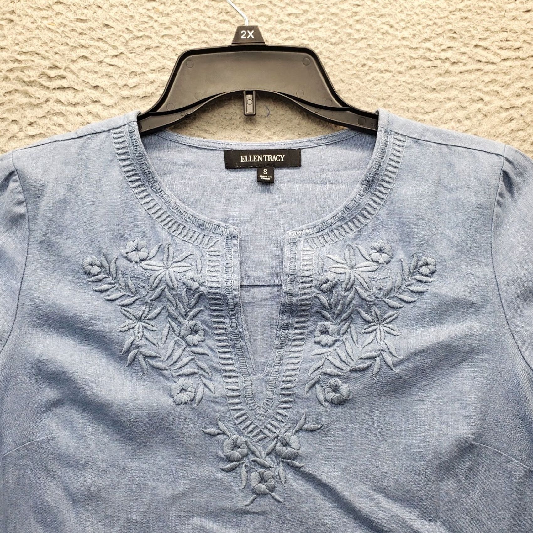 Ellen Tracy Ellen Tracy Tunic Top Women's S Blue Embroidered Floral V-Neck Slit Sleeve Size S / US 4 / IT 40 - 5 Thumbnail