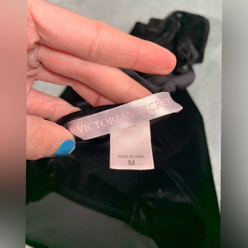 Victoria's Secret Victoria's Secret Elegant Black Velvet Chemise Medium User: Victoria's Secret Elegant Black Velvet Chemise Medium Size M / US 6-8 / IT 42-44 - 7 Thumbnail