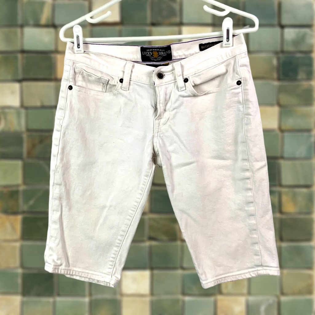 Lucky Brand Lucky Brand White Brigitte Bermuda Shorts 4/27 Women Shorts 29in Waist 12in Inseam White Cotton Spandex Pockets 70s Pedal Pusher Casual Size 27" / US 4 / IT 40 - 1 Thumbnail