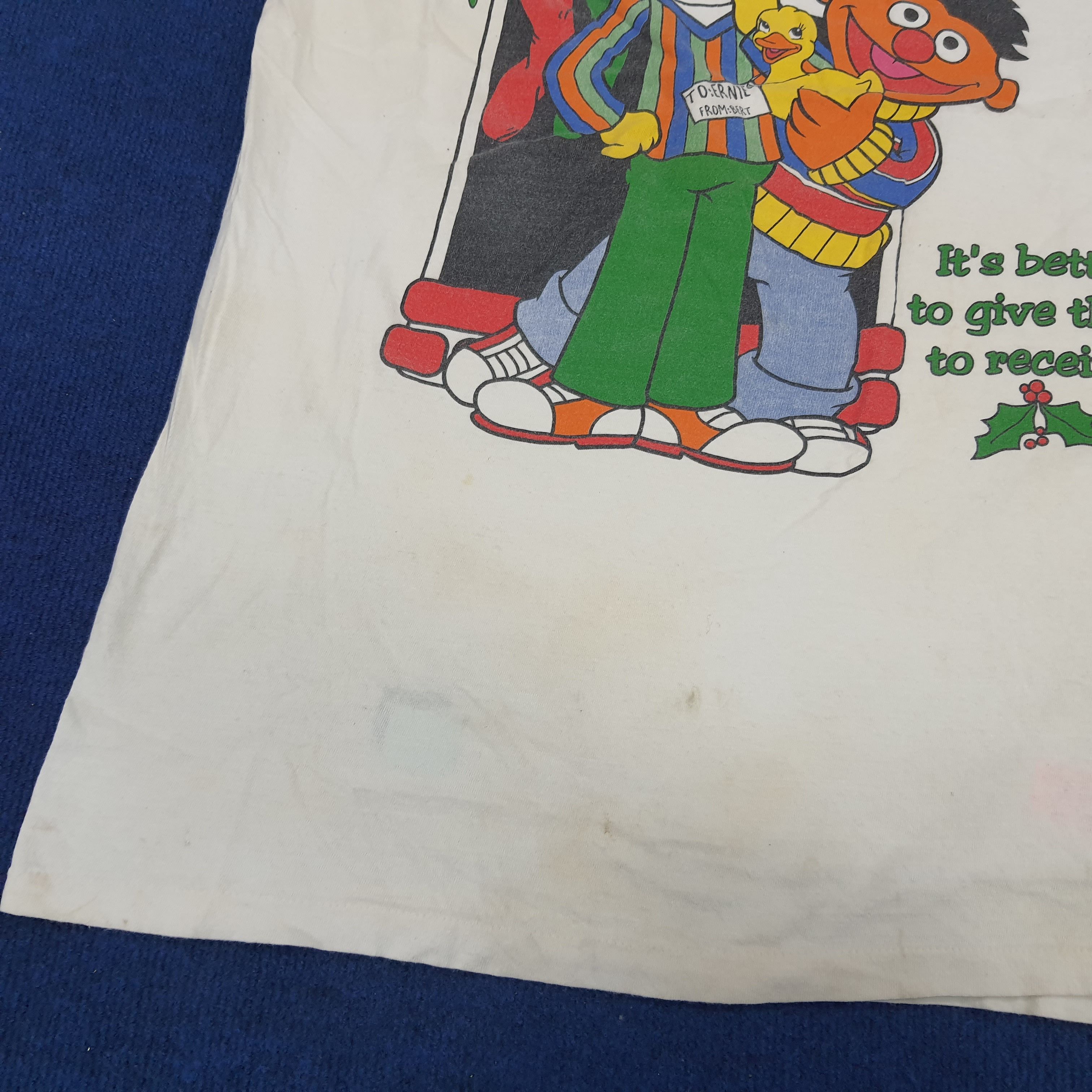 Vintage Vintage Sasame Street Ernie and Bert Christmas T-shirt Size US XL / EU 56 / 4 - 7 Thumbnail