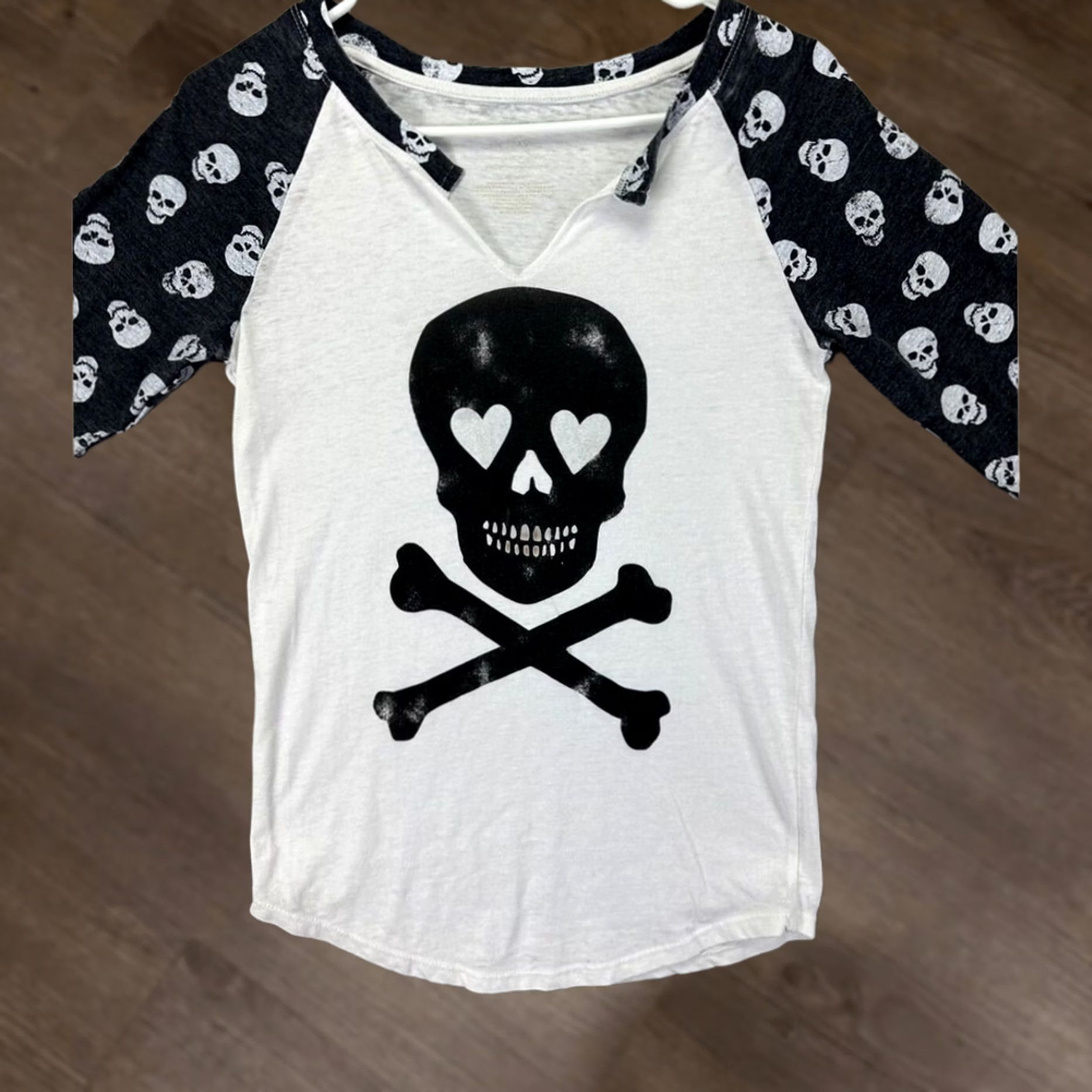 Vintage Grayson Threads Shirt Women XS White Hello Gorgeous Skull V-Neck Tee Long Sleeve Size XS / US 0-2 / IT 36-38 - 1 Thumbnail