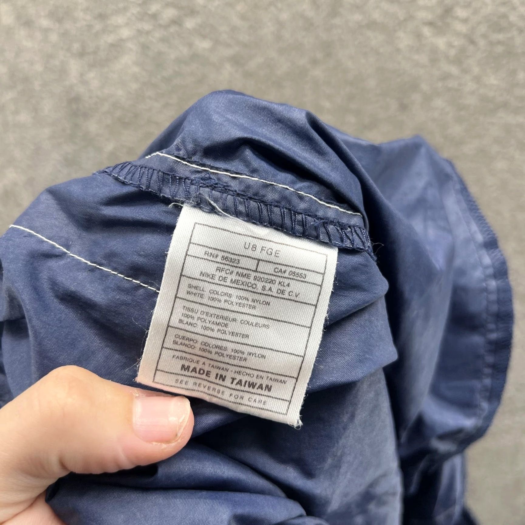 Nike VINTAGE Nike Pants Mens 2XL Blue Nylon Track 90s Side Stripe Athletic Lightweight Elastic Waist 31 Inseam Mens Size US 39 - 5 Thumbnail