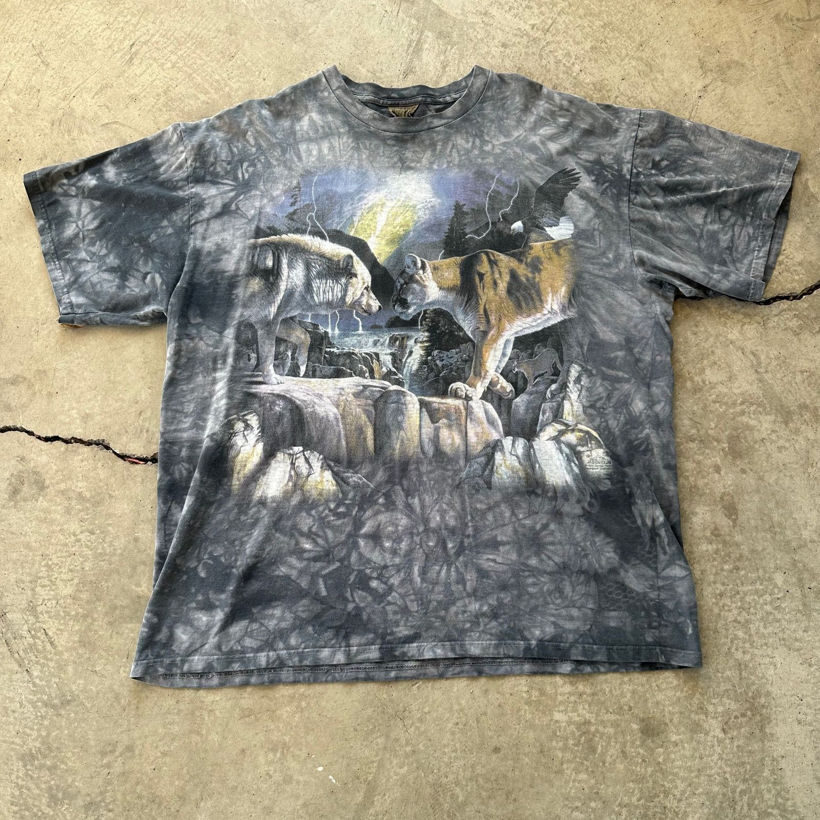 The Mountain 90s Cougar vs wolf vintage the mountain tee Size US XL / EU 56 / 4 - 1 Thumbnail