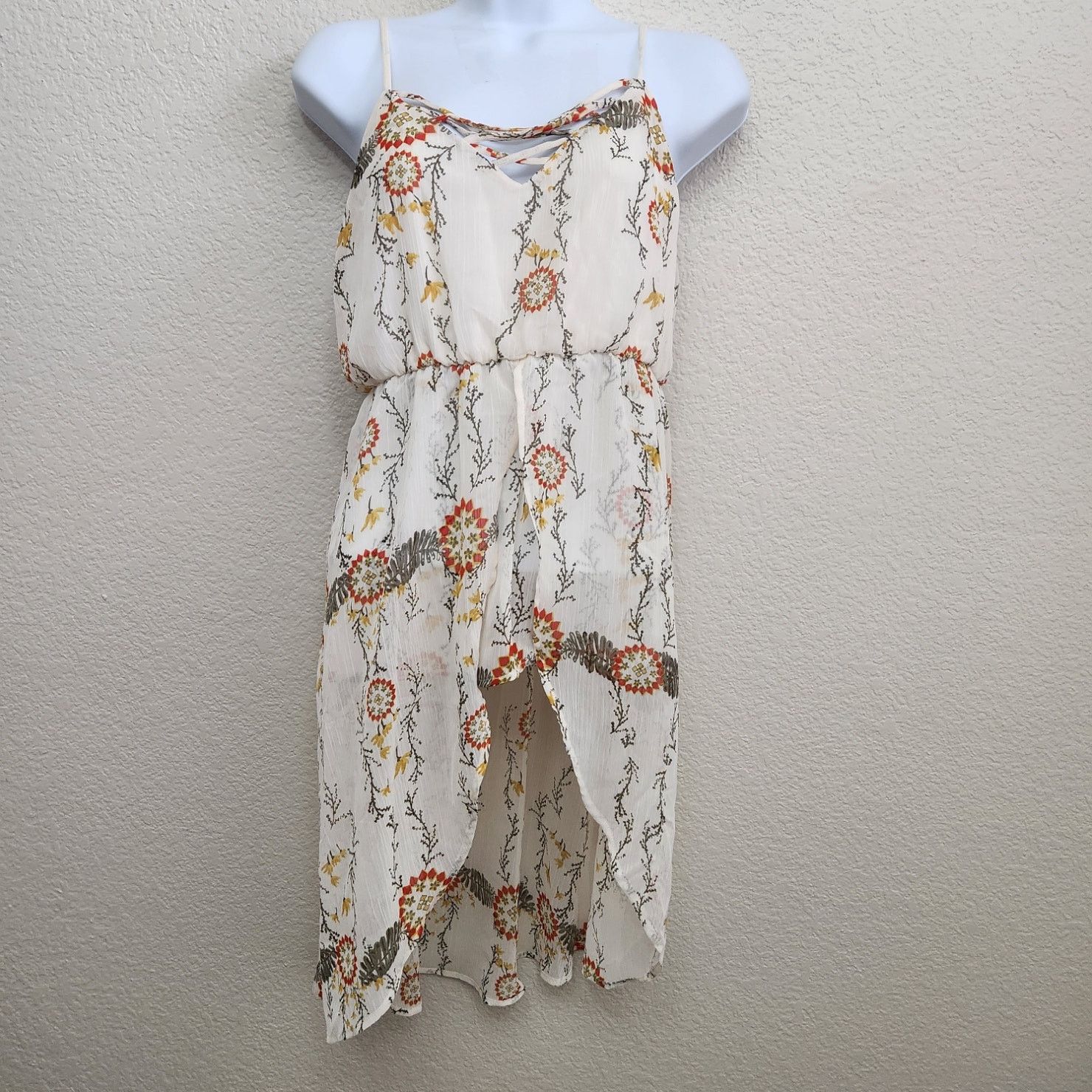 Other Maurices Cream Green Floral Hi Low Spaghetti Strap Top M Size M / US 6-8 / IT 42-44 - 1 Thumbnail