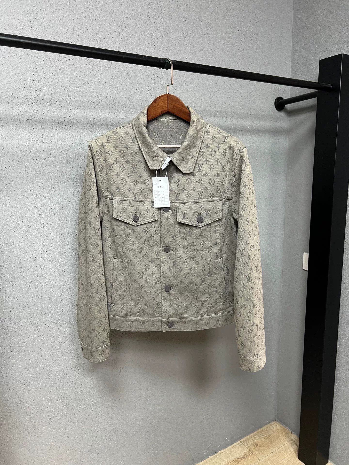 Louis Vuitton louis vuitton gray denim jacket size 52 Size US L / EU 52-54 / 3 - 1 Thumbnail