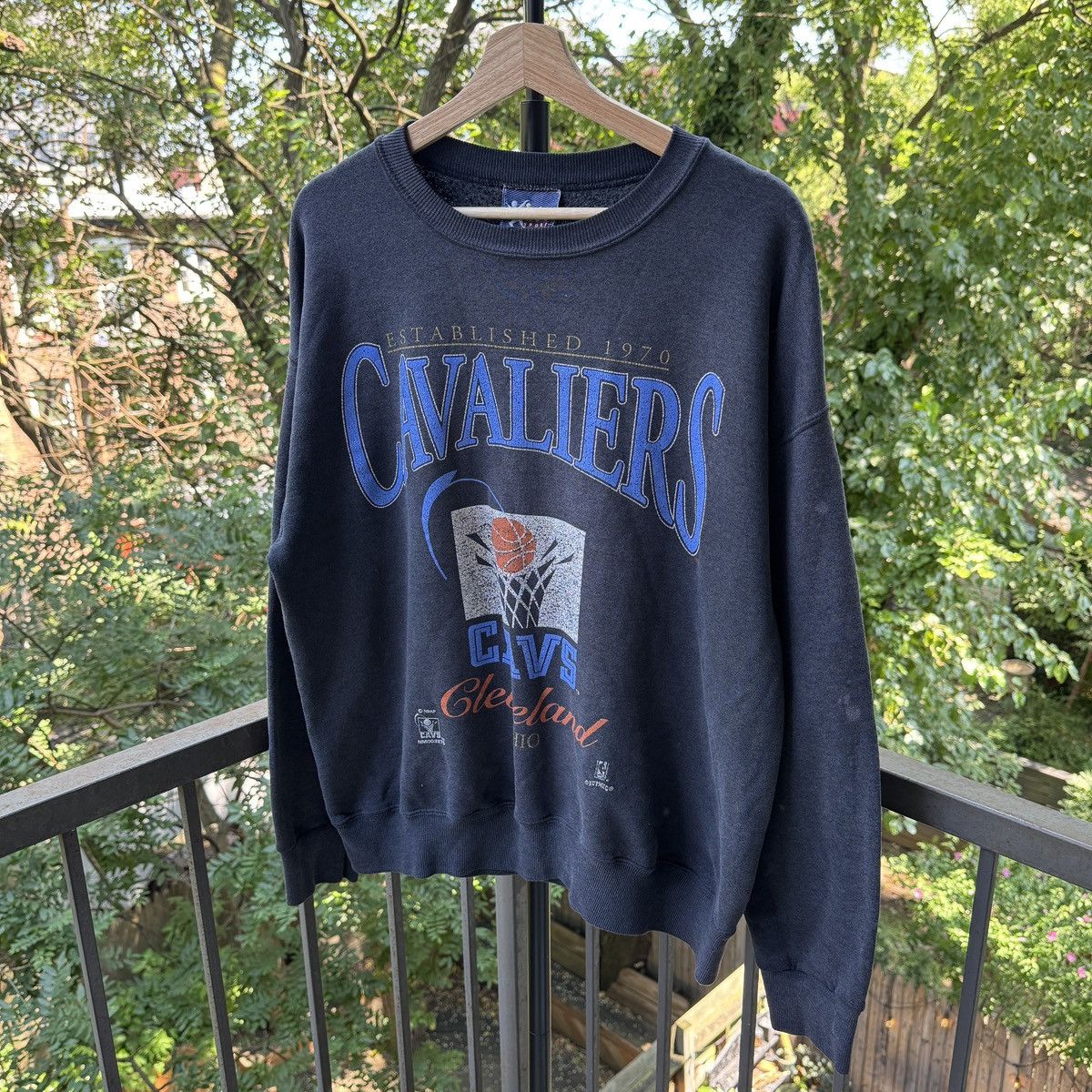 Vintage Thrashed Faded Distressed Cleveland Cavaliers Sweatshirt Size US L / EU 52-54 / 3 - 1 Thumbnail