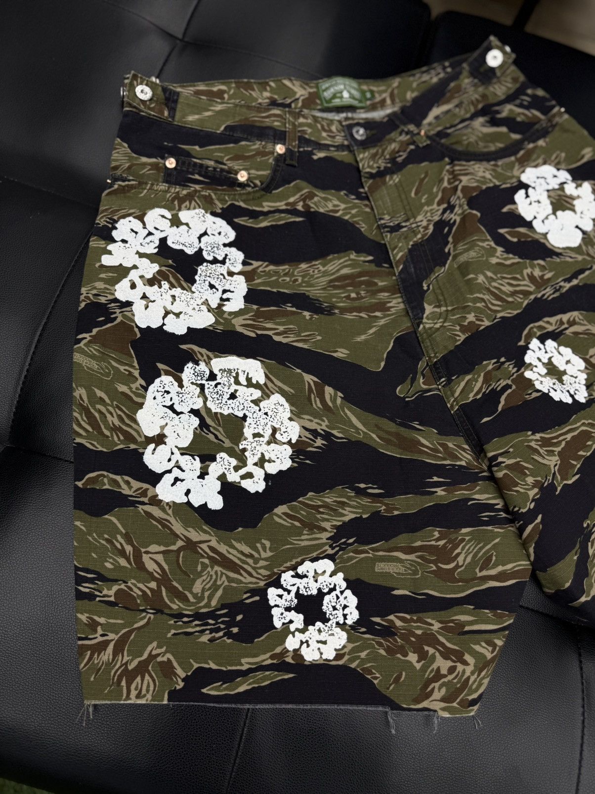 DENIM TEARS Denim Tears Cotton Wreath 2025 Shorts Size XL Camo (NEW) Size US 36 / EU 52 - 4 Thumbnail