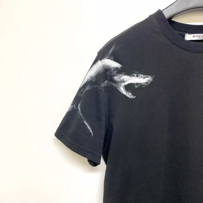 Givenchy Givenchy Classic Shark Printed Short Sleeve T-Shirt, Black Size US L / EU 52-54 / 3 - 5 Thumbnail