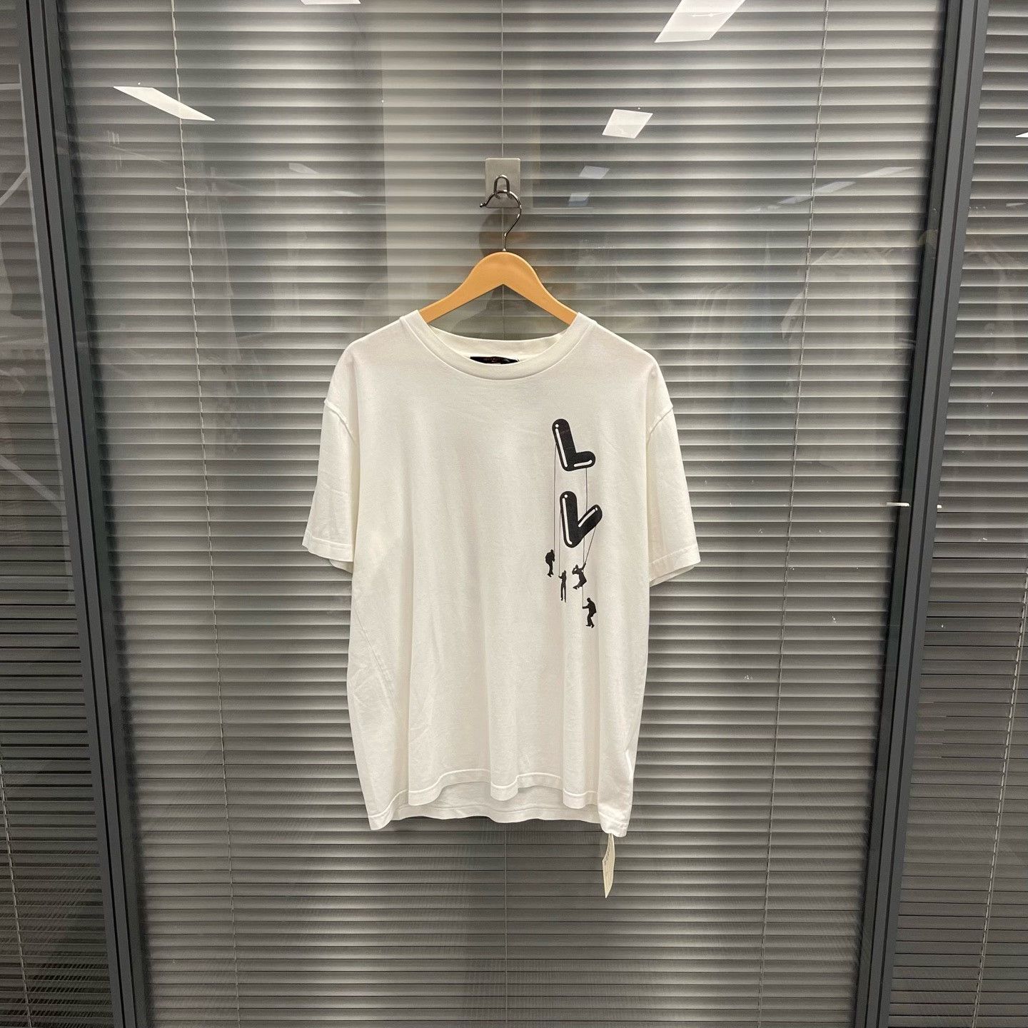 Louis Vuitton Louis Vuitton White Logo & Hanging Chair Graphic T-Shirt Size US XL / EU 56 / 4 - 2 Thumbnail