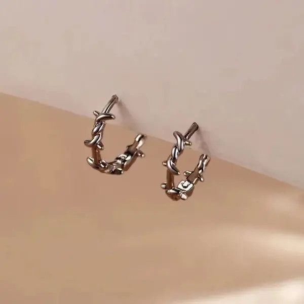Vintage Gothic Silver Thorns Hoops Earring (1 pair) Size ONE SIZE - 3 Thumbnail