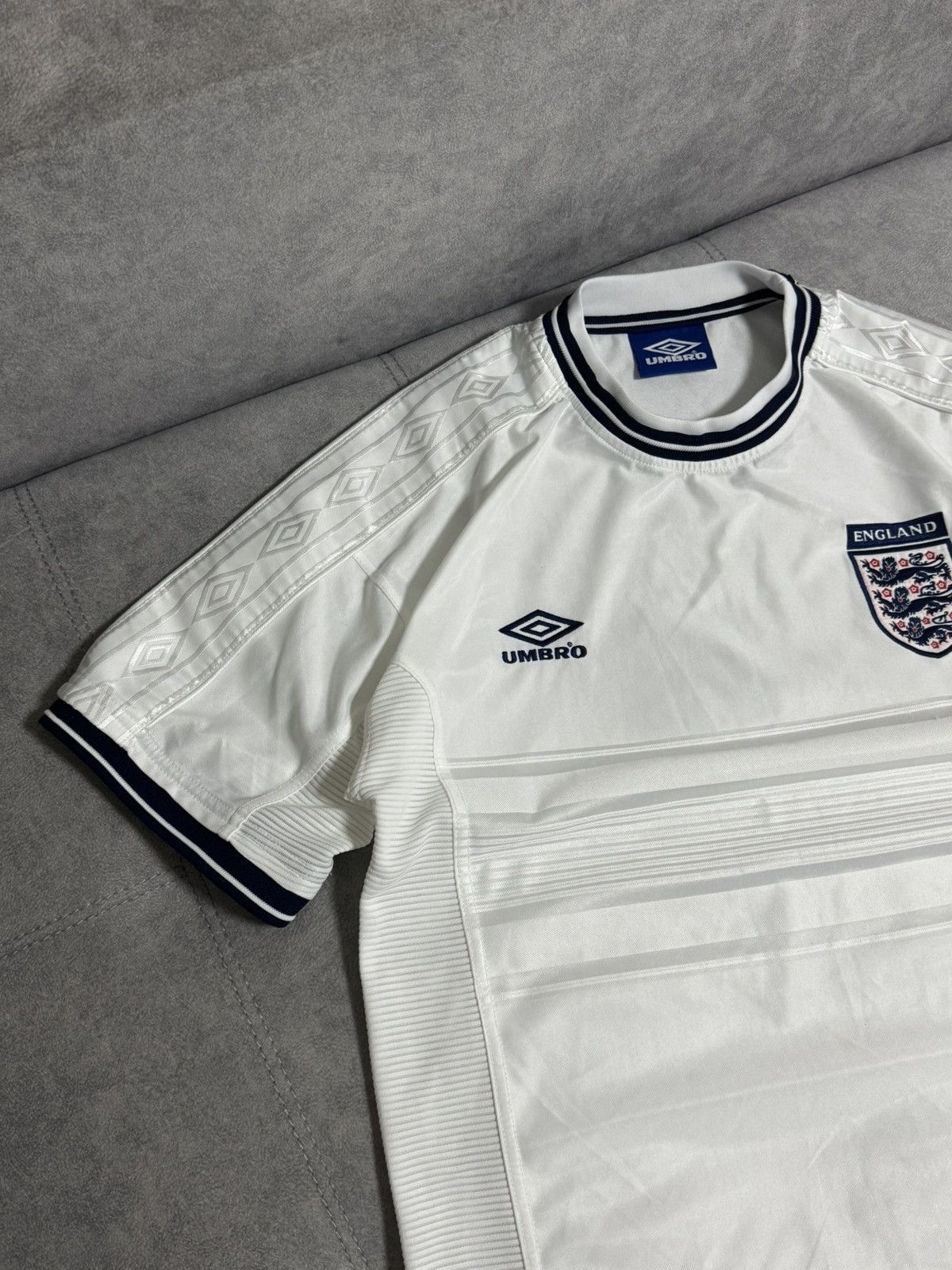 Umbro Vintage Umbro England 00/01 Y2K soccer jersey retro t-shirt Size US M / EU 48-50 / 2 - 6 Thumbnail
