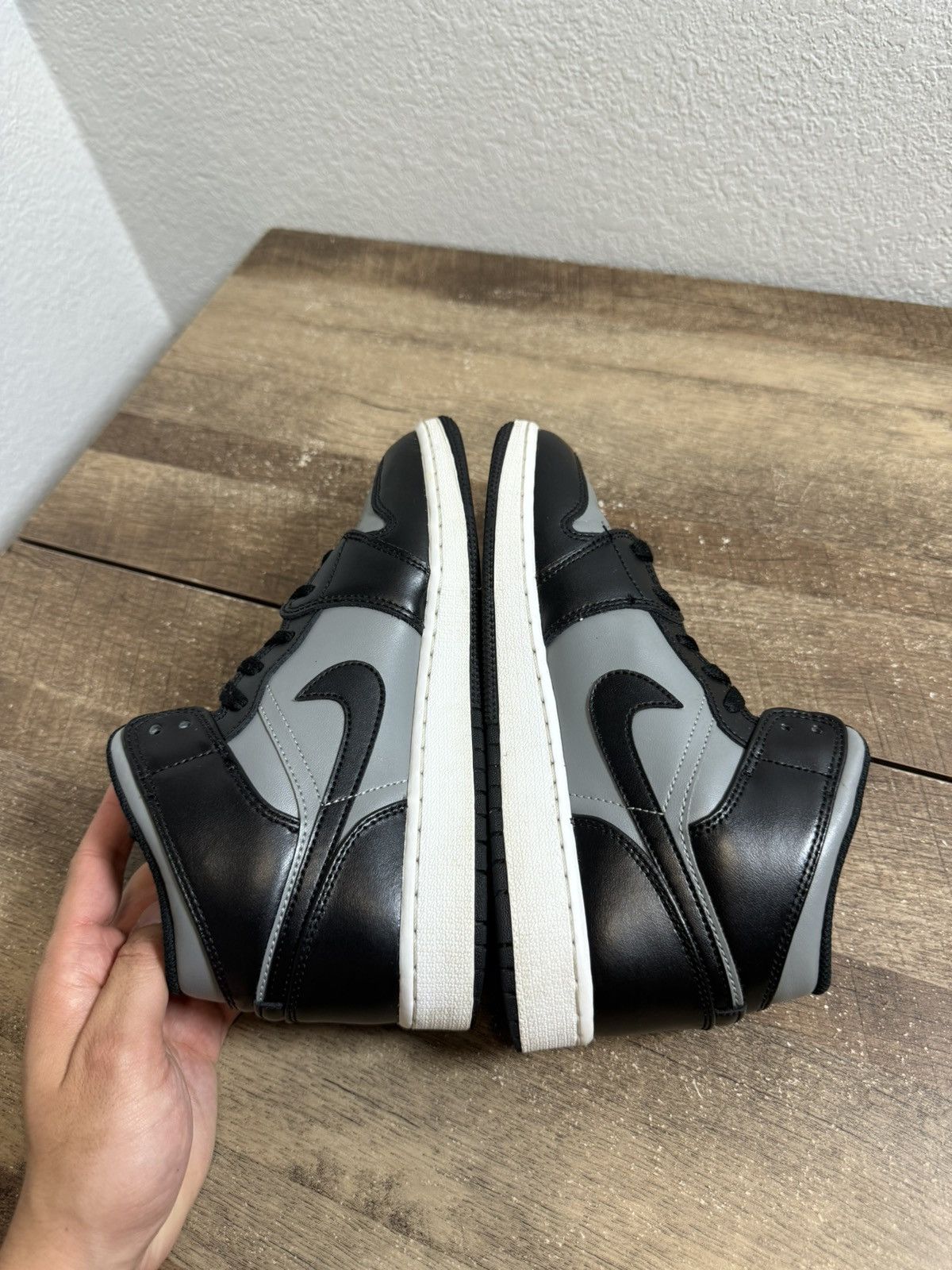 Jordan Brand Air Jordan 1 Mid GS Shadow Red Size 6.5Y black red gray Size US 6.5 / EU 39-40 - 5 Thumbnail