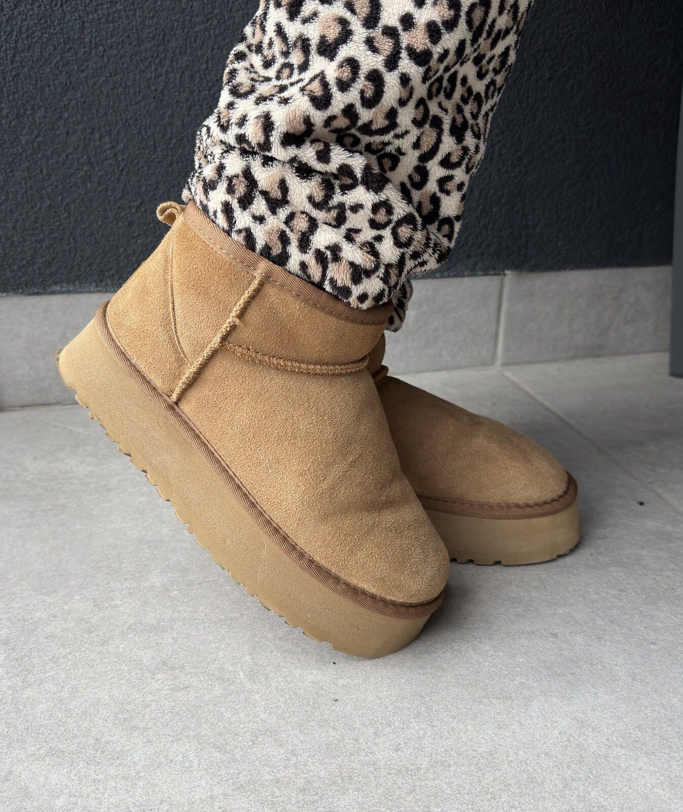 Ugg Ugg Classic Low Platform Winter Suede Sheepskin Shoes Size US 7 / IT 37 - 9 Thumbnail