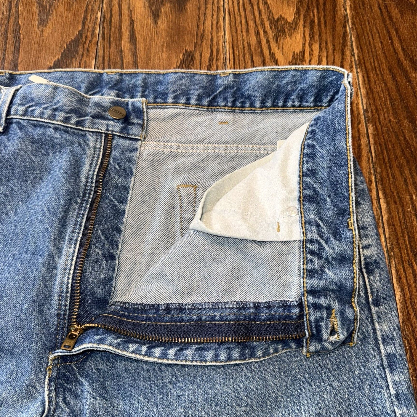 Carhartt VINTAGE Carhartt Jeans Light Wash Traditional Fit Men 38x32 Blue Denim 5-Pocket Design, Zipper, Button, Belt Loops Mens Cowboy Work Classic 90s? Size US 38 / EU 54 - 5 Thumbnail