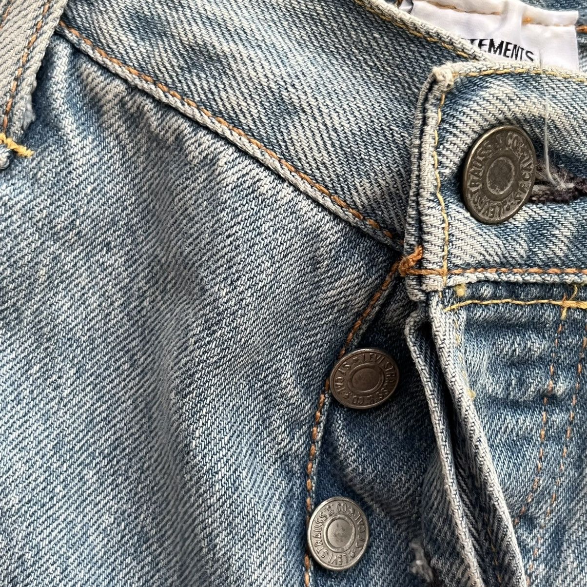 Levi's × Vetements VETEMENTS x LEVIS REWORKED RECONSTRUCTED DENIM HIVER 2017 Size 28" / US 6 / IT 42 - 11 Thumbnail