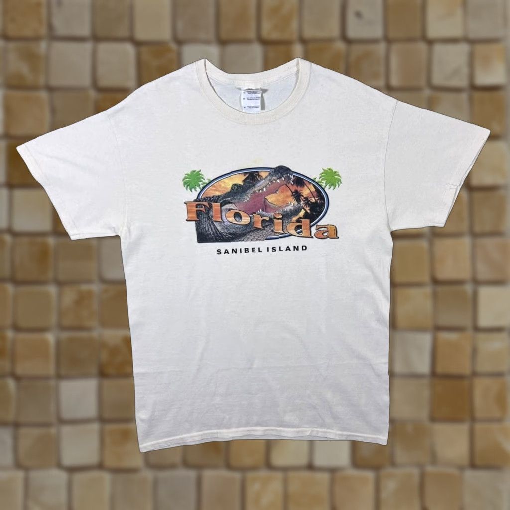 Gildan Florida Sanibel Island Crocodile Souvenir Graphic Cream T-Shirt Medium Mens Shirt Graphic Print 90s? Size US M / EU 48-50 / 2 - 1 Thumbnail