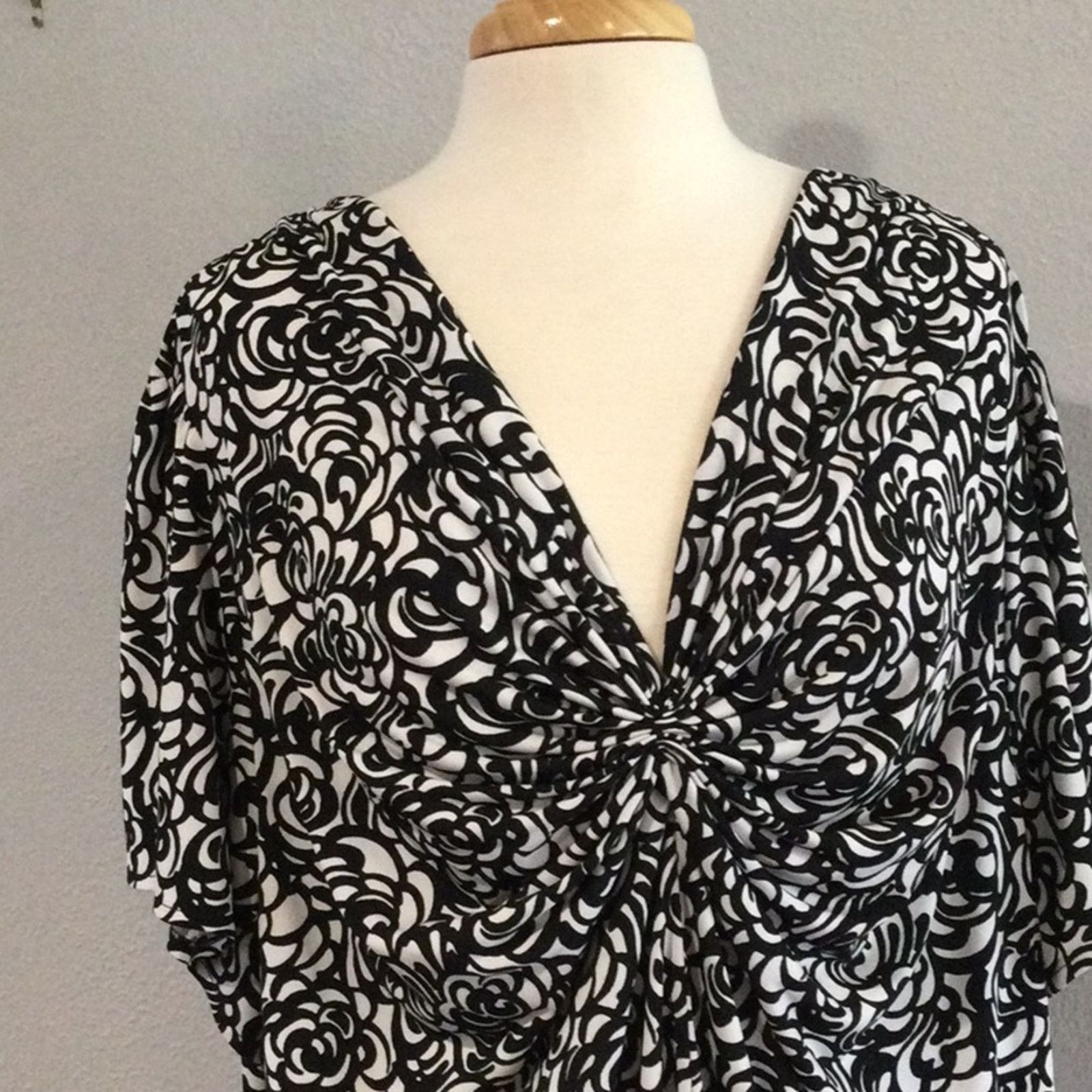 Other Lane Bryant Black & White V-Neck Short Sleeve Blouse 26/28 Size 3XL / US 20-22 - 2 Thumbnail