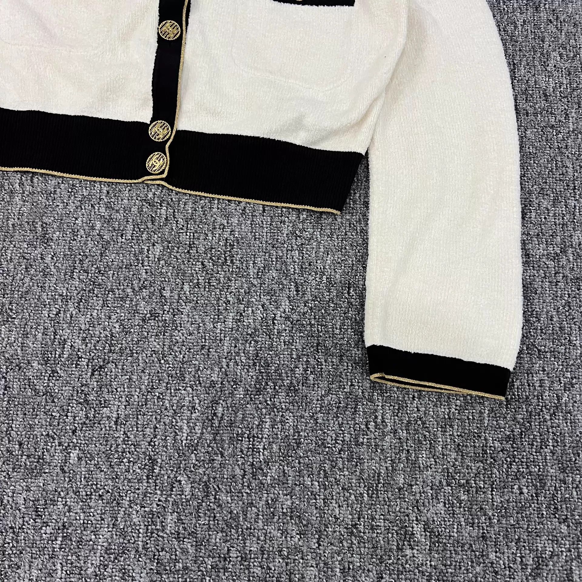 Chanel Chanel Cruise Short Cardigan B&W Gold Buttons Size XS / US 0-2 / IT 36-38 - 4 Thumbnail