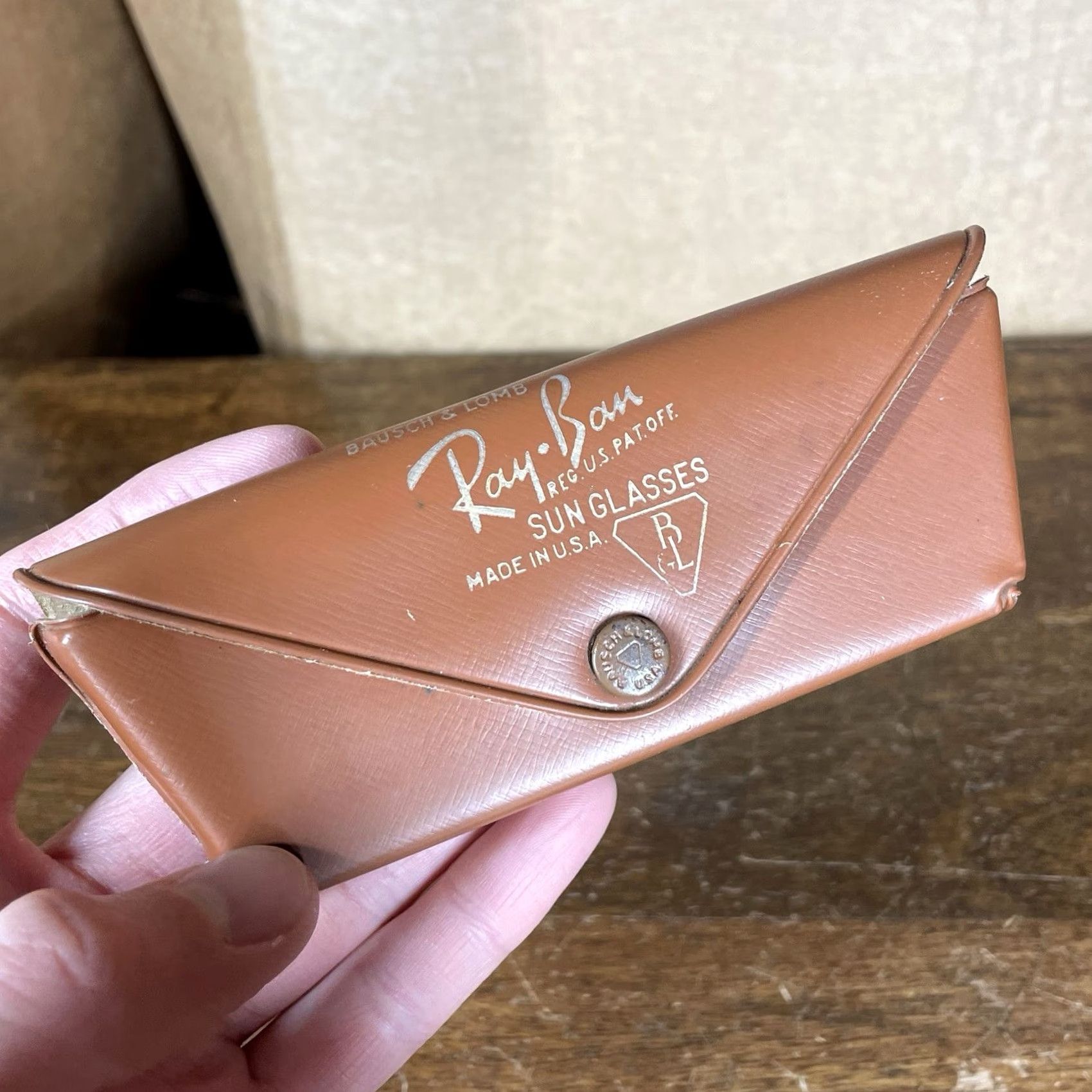 Vintage VINTAGE Ray-Ban Sunglasses Clip On Case Belt Vinyl WWII Military/Landgirl Gold Unisex Adult 1950s 1940s Bausch & Lomb Size ONE SIZE - 2 Thumbnail