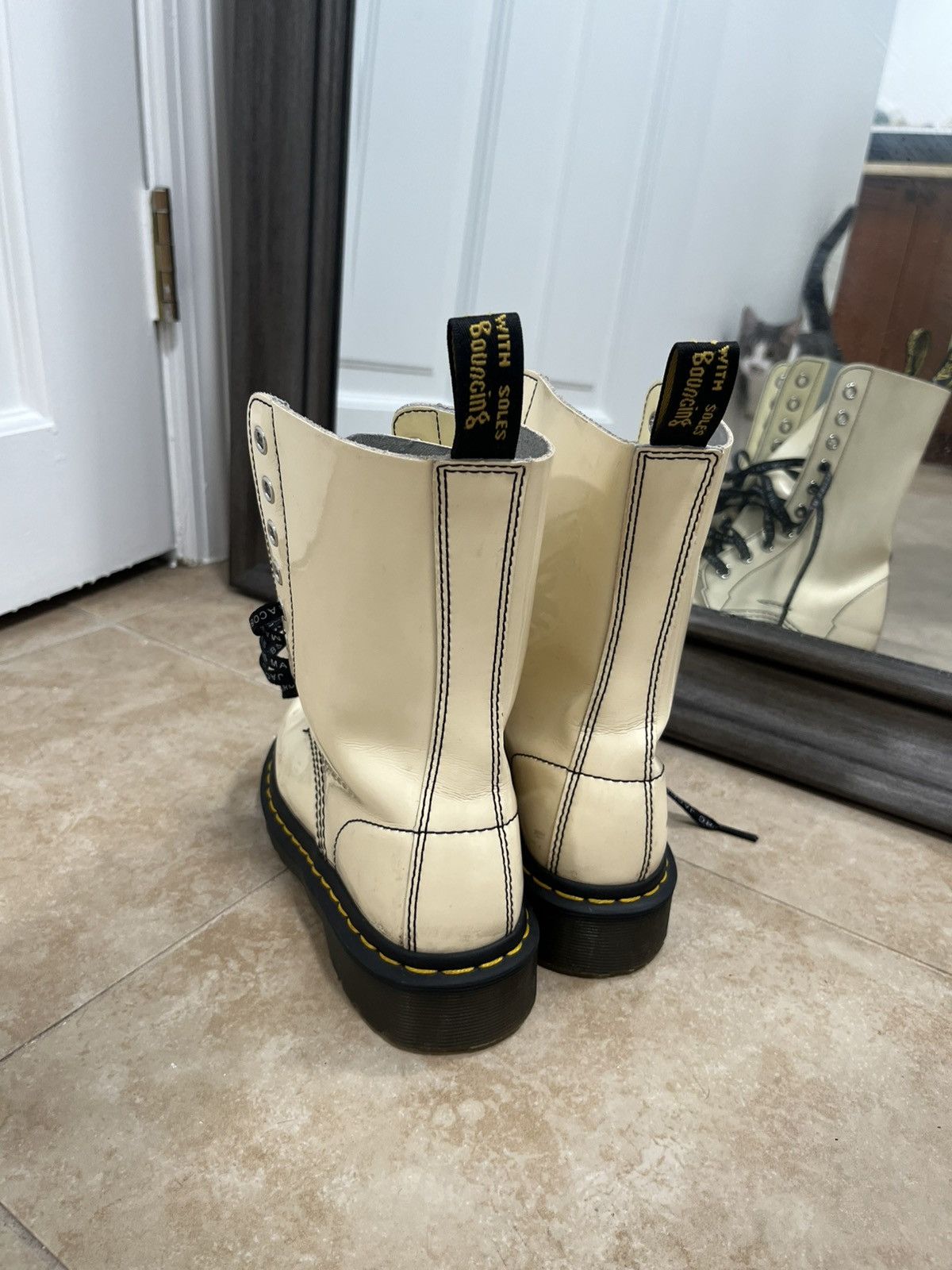 Dr. Martens × Marc Jacobs Dr. Martens 1490 x Marc Jacobs white leather tan boots Size US 5 / IT 35 - 4 Thumbnail