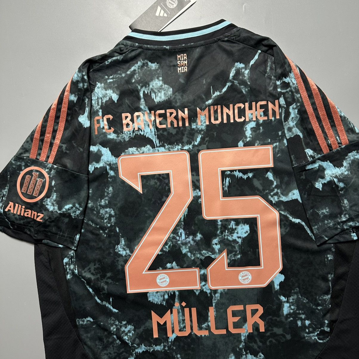 Vintage BAYERN ADIDAS 2024/2025 FOOTBALL AWAY JERSEY #25 MULLER Size US XL / EU 56 / 4 - 10 Thumbnail