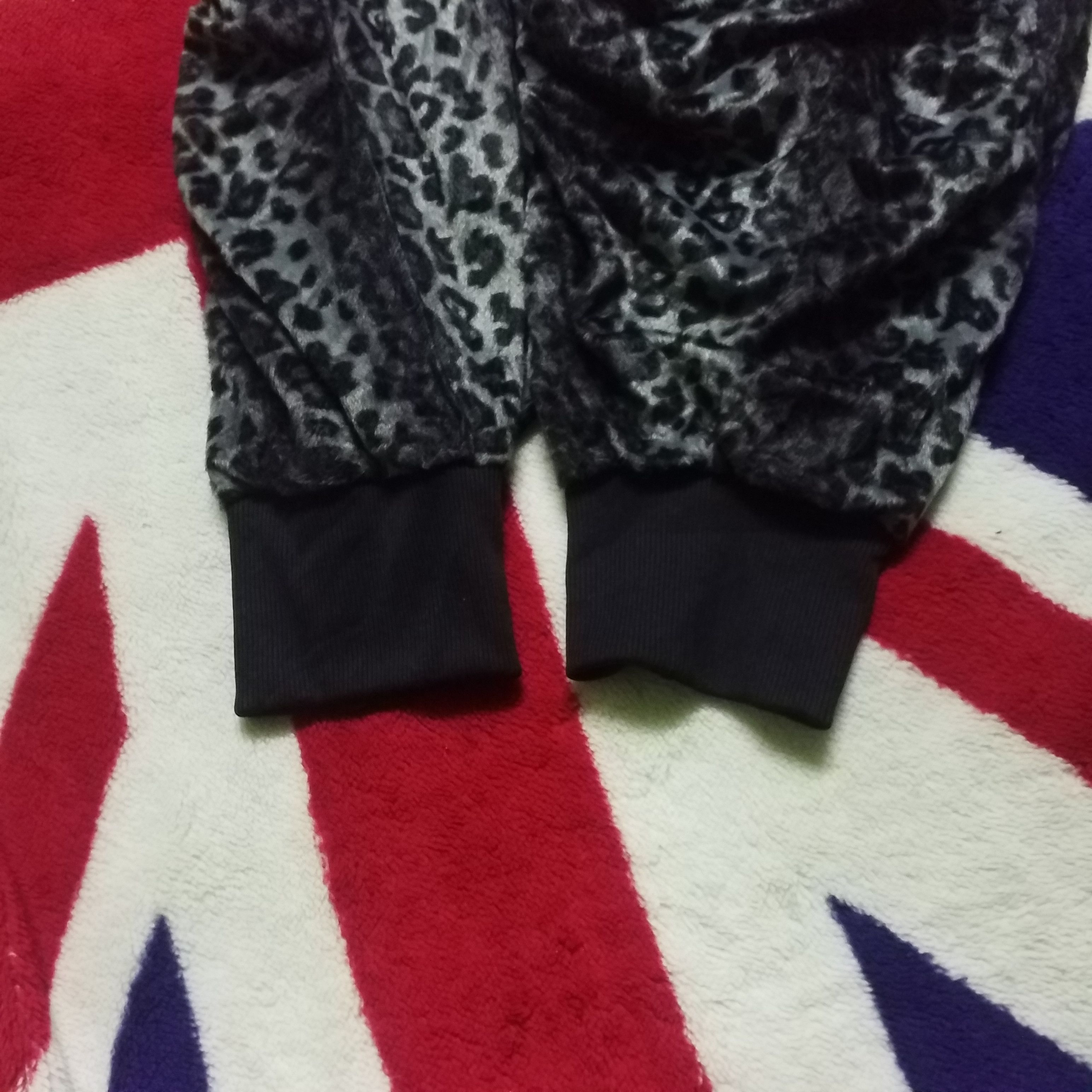 Japanese Brand CLASH AHEAD BALLON SHORT LEOPARD PRINT STYLE Size 40" / US 18 - 10 Thumbnail