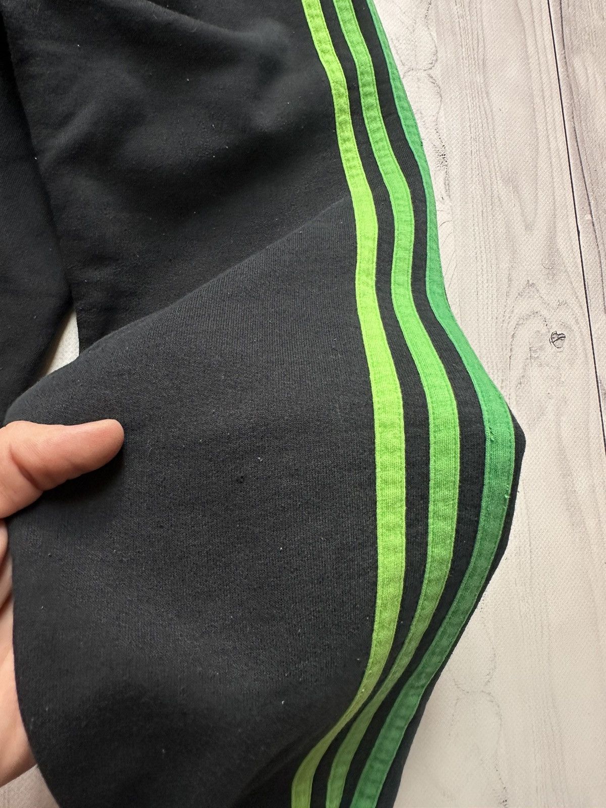 Adidas × Vintage Vintage adidas performance essentials size L green stripes Size US L / EU 52-54 / 3 - 5 Thumbnail