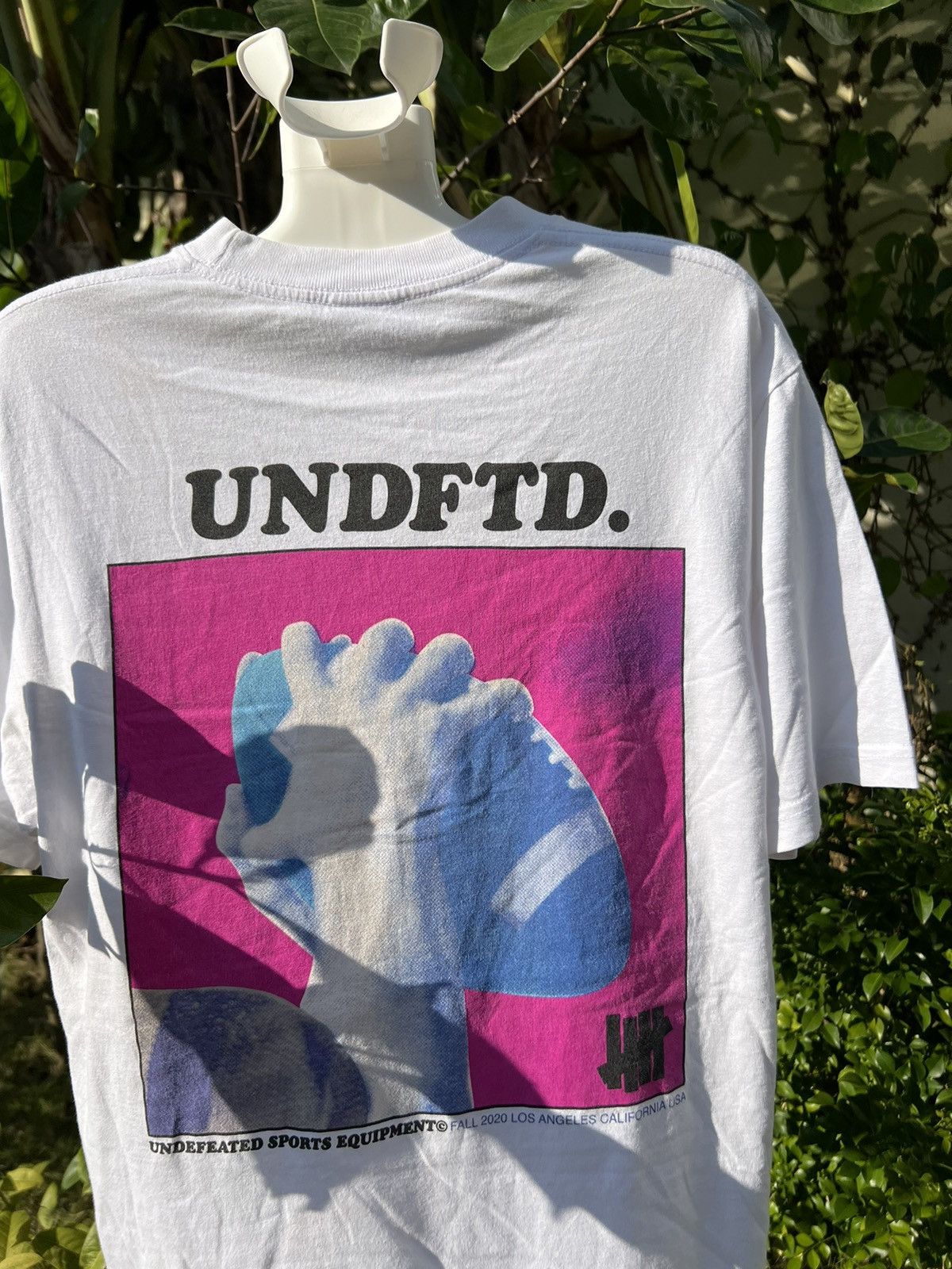 Undefeated × Vintage UNDEFEATED SPORTS EQUIPMENT Y2K BIG LOGO TEE Size US S / EU 44-46 / 1 - 3 Thumbnail