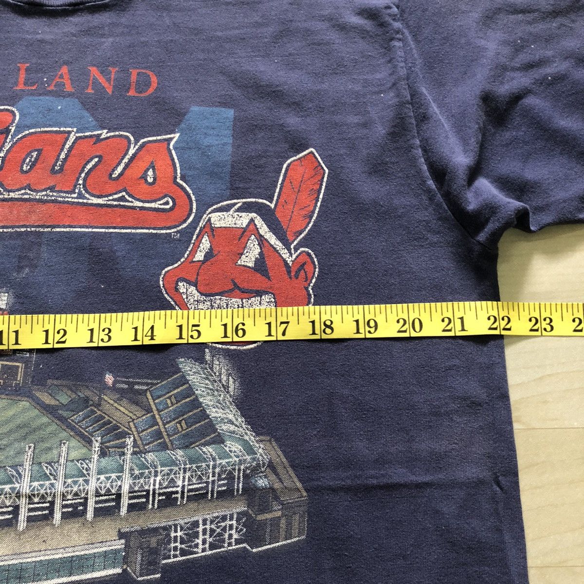 Fruit Of The Loom × MLB × Vintage Vintage 90s Distressed Cleveland Indians MLB TShirt Size US L / EU 52-54 / 3 - 8 Thumbnail
