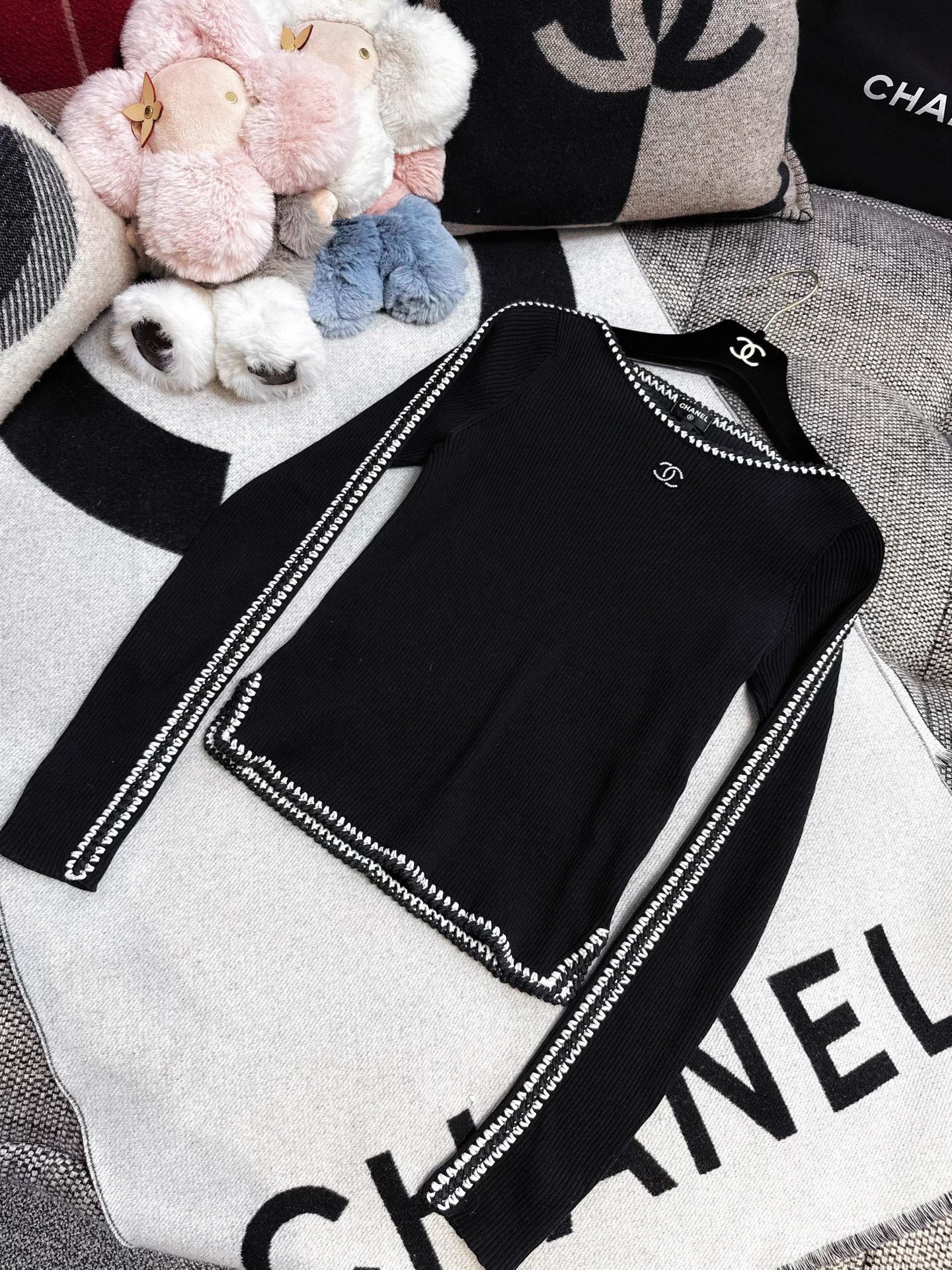 Chanel Chanel 22C Black White Trim L/S Small Logo Sweater 36 Size XS / US 0-2 / IT 36-38 - 1 Thumbnail