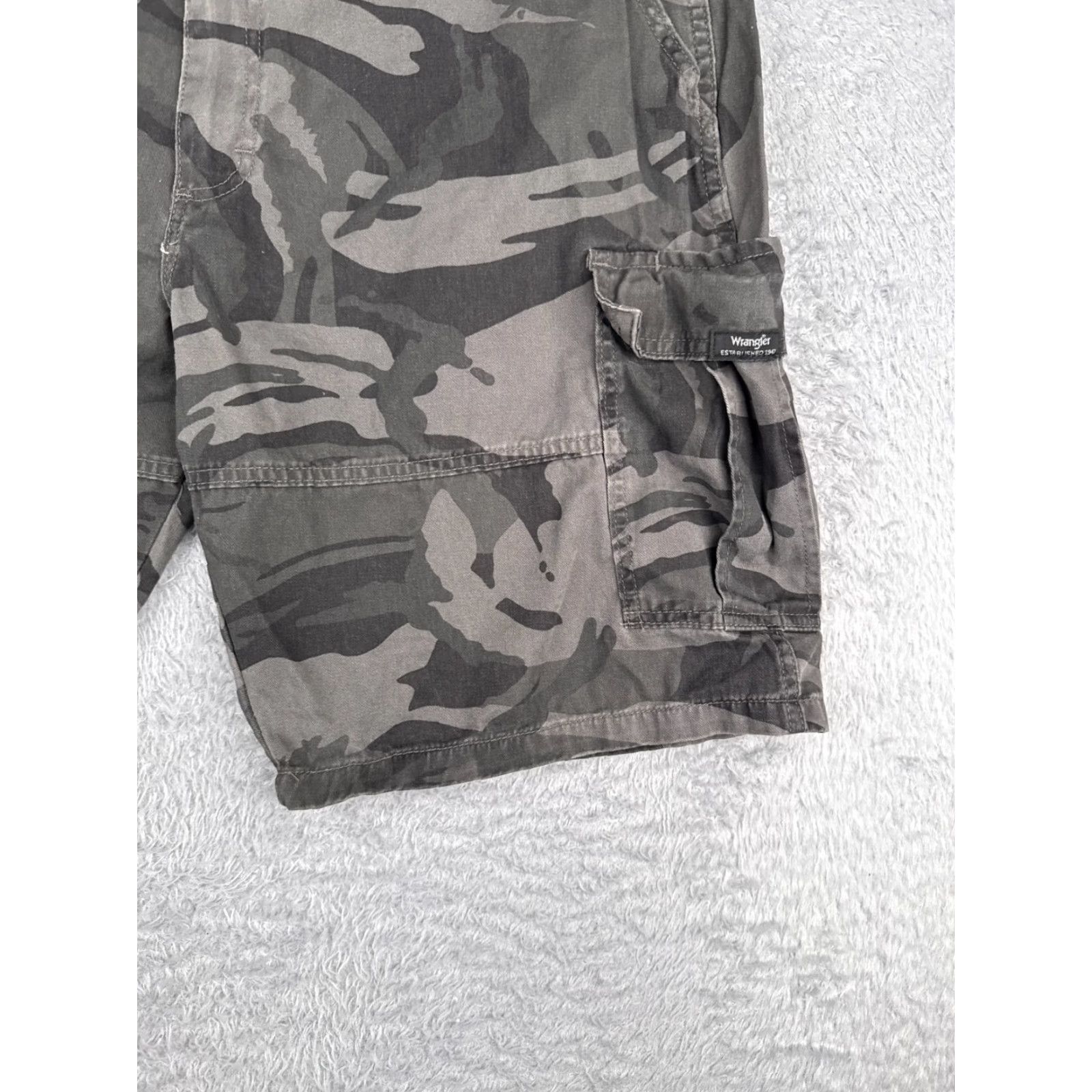 Wrangler Wrangler Cargo Shorts Men 38 Gray Camouflage Cotton Blend Pockets Logo 10 Inseam 38x10 Slim Fit Casual Travel Mens Size US 38 / EU 54 - 2 Thumbnail