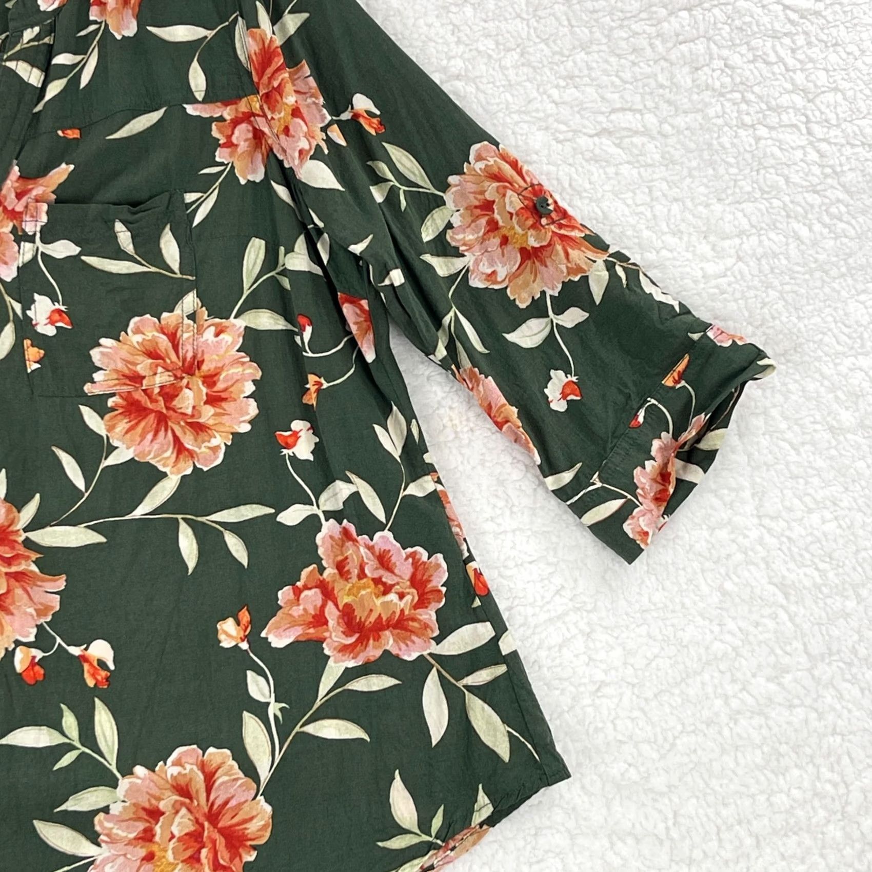 Torrid Torrid Harper Challis Shirt Women Medium Green Floral 3/4 Sleeve Pullover V-Neck Size M / US 6-8 / IT 42-44 - 4 Thumbnail